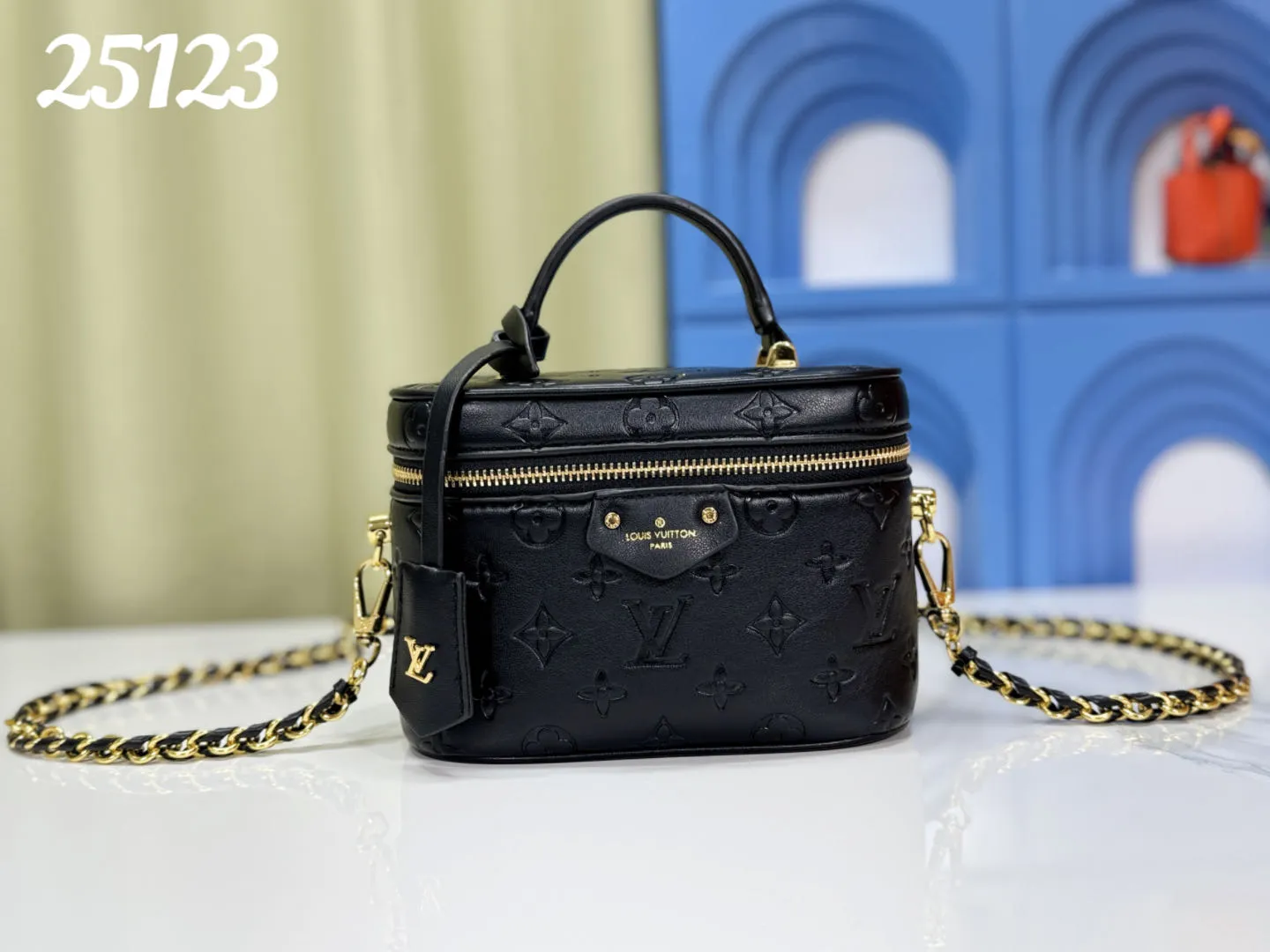 P240 Upgraded original version M25219 white M25123 black This small Vanity Cc handbag is made of fluffy sheep leather and interprets Nicolas Ghesquière's new interpretation of urban handbags with a soft and lightweight design. A dazzling LV padlock and leather key pouch mark the brand's identity, and a detachable woven leather chain makes it easy to carry by hand, shoulder or cross-body. 19 x 13 x 11 cm (length x height x width)