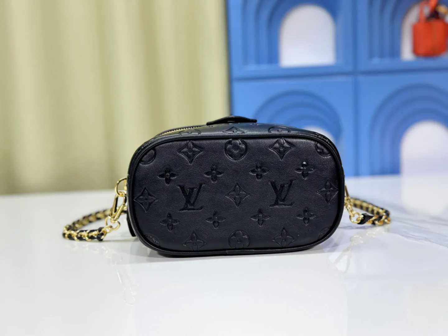 P240 Upgraded original version M25219 white M25123 black This small Vanity Cc handbag is made of fluffy sheep leather and interprets Nicolas Ghesquière's new interpretation of urban handbags with a soft and lightweight design. A dazzling LV padlock and leather key pouch mark the brand's identity, and a detachable woven leather chain makes it easy to carry by hand, shoulder or cross-body. 19 x 13 x 11 cm (length x height x width)