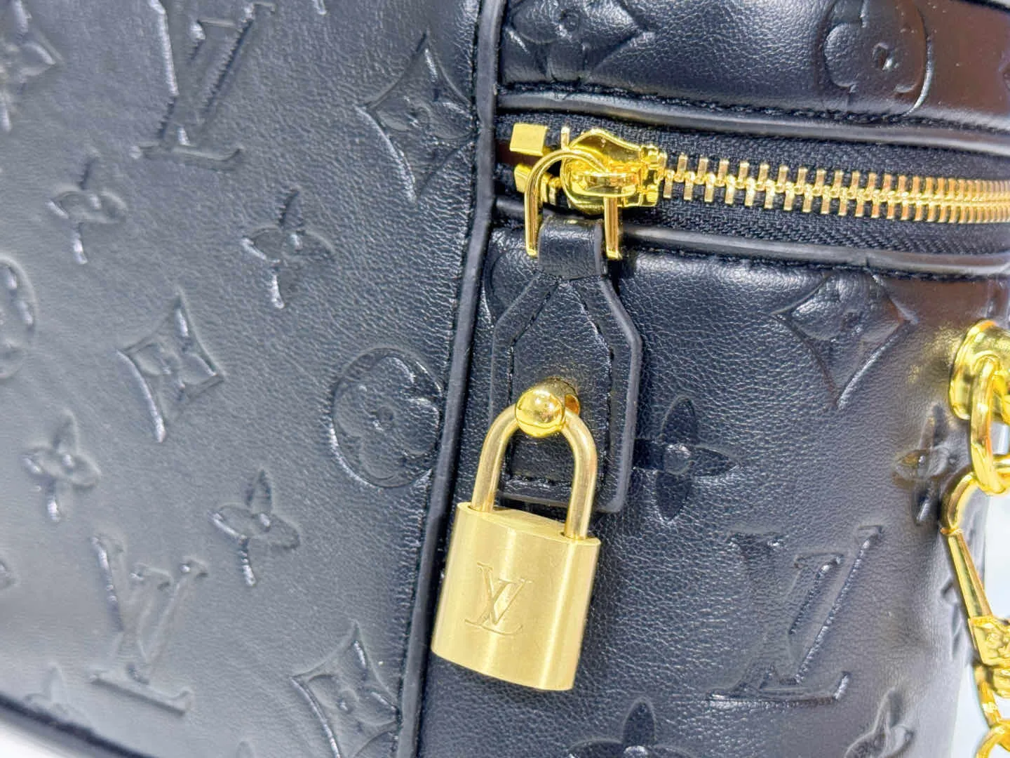 P240 Upgraded original version M25219 white M25123 black This small Vanity Cc handbag is made of fluffy sheep leather and interprets Nicolas Ghesquière's new interpretation of urban handbags with a soft and lightweight design. A dazzling LV padlock and leather key pouch mark the brand's identity, and a detachable woven leather chain makes it easy to carry by hand, shoulder or cross-body. 19 x 13 x 11 cm (length x height x width)