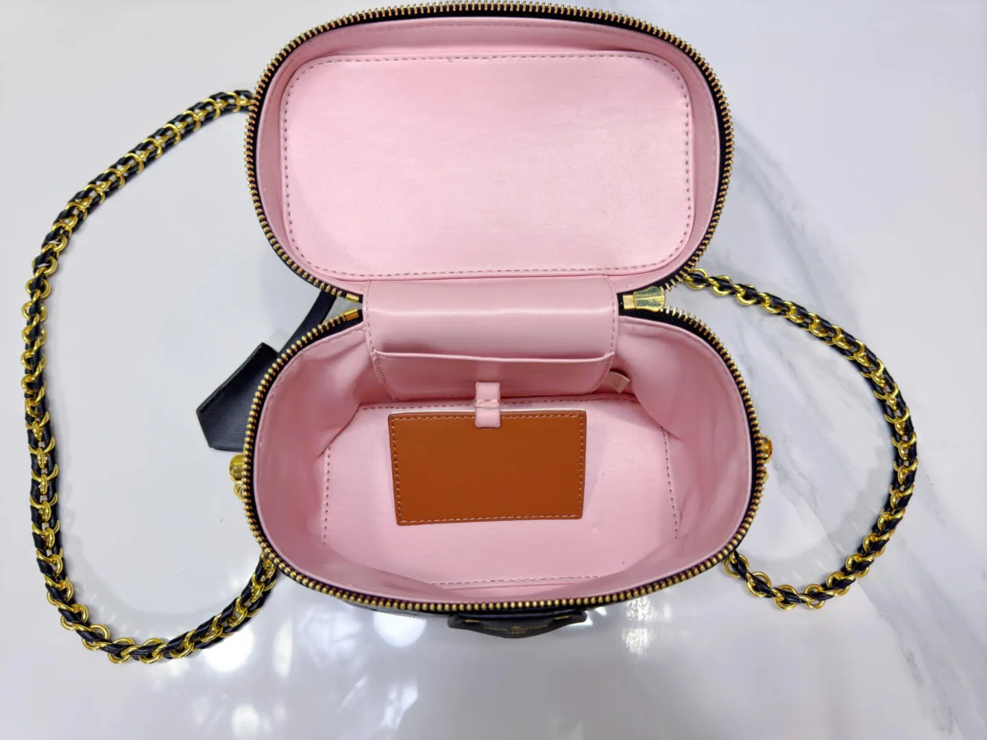 P240 Upgraded original version M25219 white M25123 black This small Vanity Cc handbag is made of fluffy sheep leather and interprets Nicolas Ghesquière's new interpretation of urban handbags with a soft and lightweight design. A dazzling LV padlock and leather key pouch mark the brand's identity, and a detachable woven leather chain makes it easy to carry by hand, shoulder or cross-body. 19 x 13 x 11 cm (length x height x width)