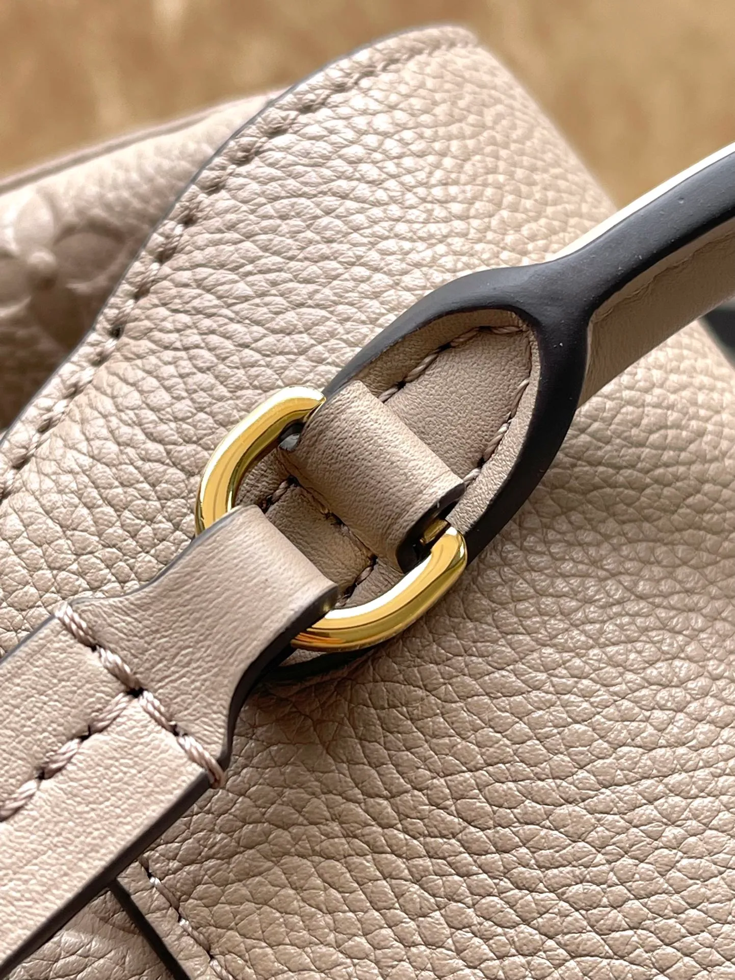💰1140 (top layer leather) top original order M45410 elephant gray. Support counter inspection. Photos taken of duty-free goods are consistent with the product without unpacking. This product is an exclusive duty-free product in the market and is the highest-end product. Inspection is supported. This product has passed strict inspection and is flawless. Please wear gloves when touching the product. This product is not returnable or exchangeable. Please confirm the product first and then remove the label on the handle. This product is temporarily not open to the public, only regular customers, and is in short supply. Dimensions: 27.5 x 33 x 14 cm