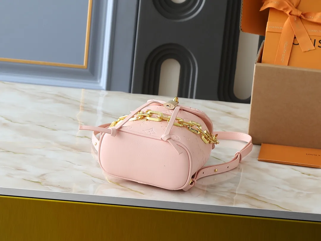 💰260💰Upgraded from the original M13357 M13358 M13387 M13389 This Coussin Backpack mini handbag is made of Monogram leather with a lightweight structure and a detachable Coussin chain. The sleek metal LV padlock ensures your everyday needs are secure and can be worn on the shoulder, on the shoulder or in the hand. Dimensions: 15.0 x 20.0 x 7.5 cm (length x height x width)