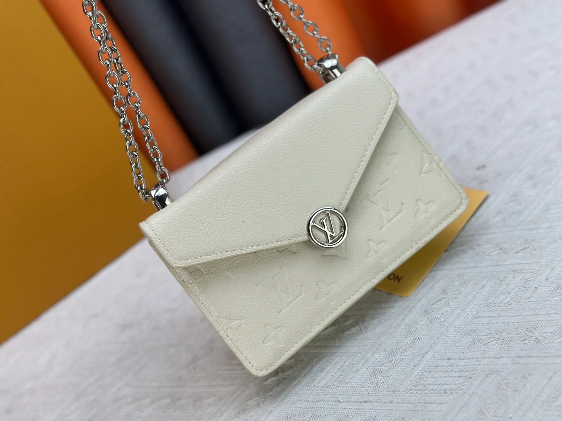 P220 M13569 black M13570 gray M25814 burgundy (chain/embossed) [Portefeuille chaîne Rosy] This Rosy chain wallet is both fashionable and practical, adding a modern spirit to the Monogram Empreinte series. It has an elegant LV circle and a V-shaped flap, two hallmarks of the house. The magnetic closure reveals a surprise Monogram flower, as well as three card slots and a flat interior pocket. The sliding chain allows you to wear it crosswise or over the shoulder.  Dimensions: 19.5 x 13.5 x 6.5 cm