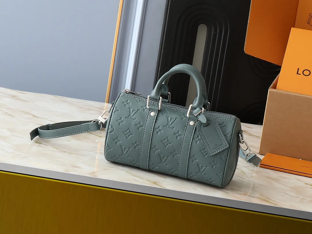 💰240💰Upgraded original M00148 color gradient check M13866 foggy lake color men's bag pillow bag speedy HR series This Keepall 25 handbag is made of Monogram Eclipse Reverse canvas, showing an elegant reinterpretation of Louis Vuitton's classic pattern. Reinforced straps and leather name tags are signature elements of the Keepall collection, while a zipper closure keeps personal items safe and secure. Dimensions 25.0 x 15.0 x 11.0cm (length x height x width