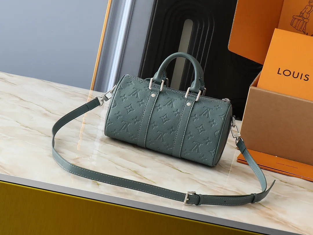 💰240💰Upgraded original M00148 color gradient check M13866 foggy lake color men's bag pillow bag speedy HR series This Keepall 25 handbag is made of Monogram Eclipse Reverse canvas, showing an elegant reinterpretation of Louis Vuitton's classic pattern. Reinforced straps and leather name tags are signature elements of the Keepall collection, while a zipper closure keeps personal items safe and secure. Dimensions 25.0 x 15.0 x 11.0cm (length x height x width