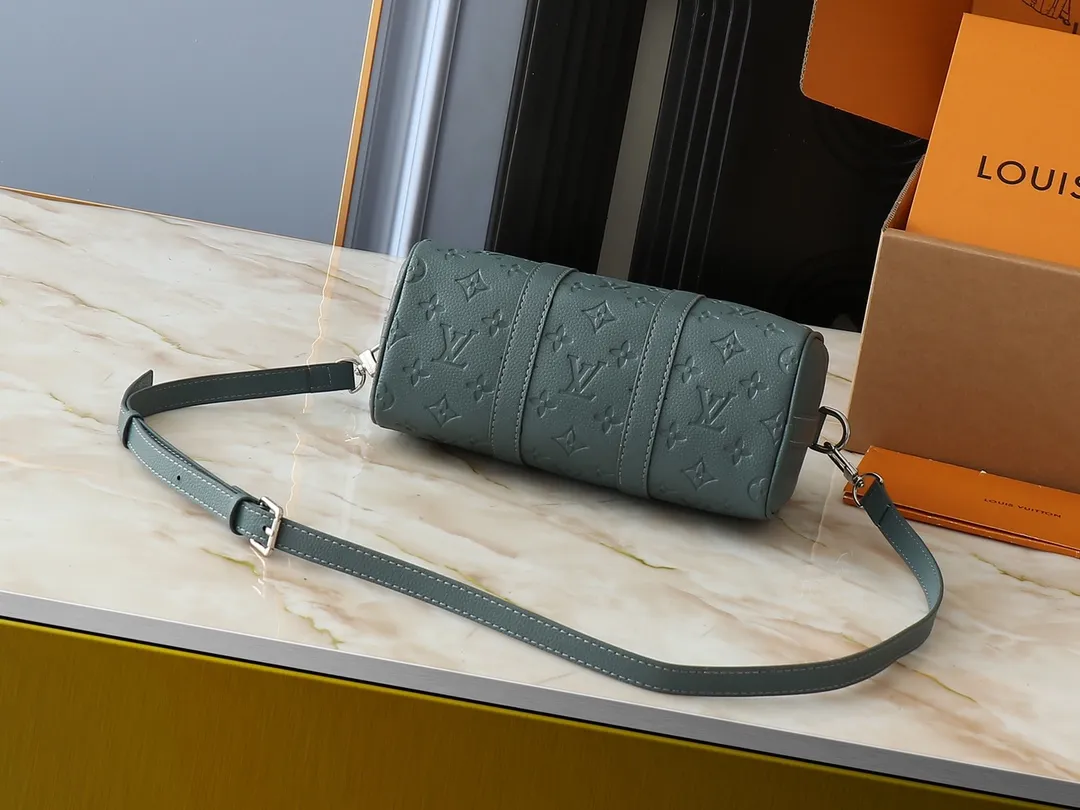 💰240💰Upgraded original M00148 color gradient check M13866 foggy lake color men's bag pillow bag speedy HR series This Keepall 25 handbag is made of Monogram Eclipse Reverse canvas, showing an elegant reinterpretation of Louis Vuitton's classic pattern. Reinforced straps and leather name tags are signature elements of the Keepall collection, while a zipper closure keeps personal items safe and secure. Dimensions 25.0 x 15.0 x 11.0cm (length x height x width