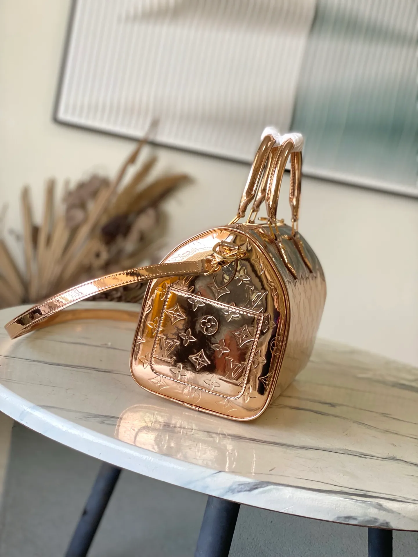 💰1160 (top layer leather) top original single M26497 rose gold This iconic Speedy Bandoulière 20 is reinterpreted in the LV Ski series, decorated with Monogram Miroir patterns and special edition copper tones to show your style both on and off the ski slopes. The bag is made of coated canvas for added durability and comes with tonal rose gold hardware. The detachable leather shoulder strap offers multiple carrying options for a luxurious look. Dimensions: 27 x 19 x 15 cm (length x height x width)