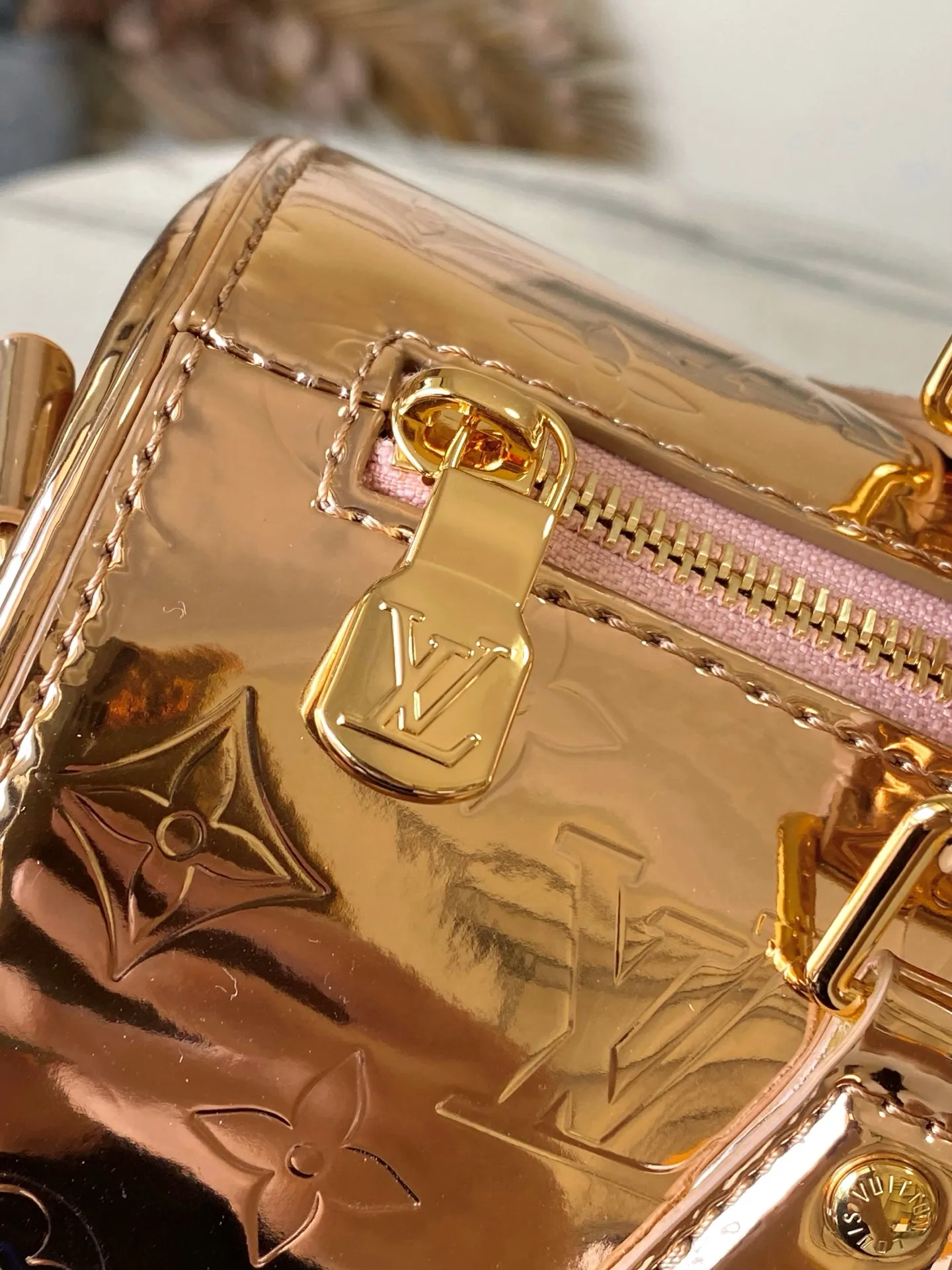 💰1160 (top layer leather) top original single M26497 rose gold This iconic Speedy Bandoulière 20 is reinterpreted in the LV Ski series, decorated with Monogram Miroir patterns and special edition copper tones to show your style both on and off the ski slopes. The bag is made of coated canvas for added durability and comes with tonal rose gold hardware. The detachable leather shoulder strap offers multiple carrying options for a luxurious look. Dimensions: 27 x 19 x 15 cm (length x height x width)