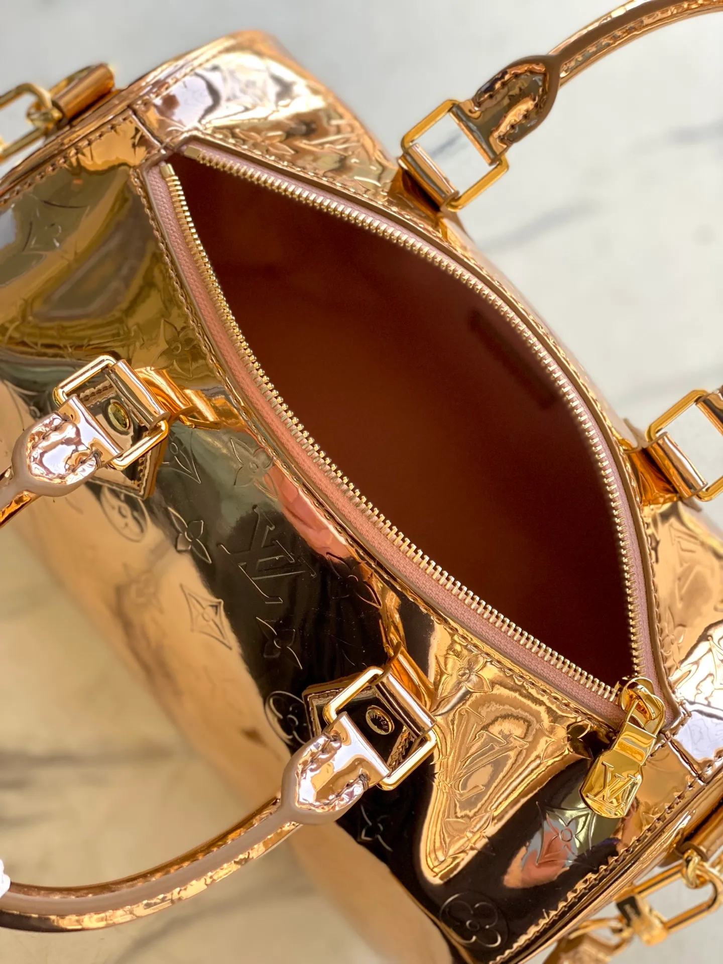 💰1160 (top layer leather) top original single M26497 rose gold This iconic Speedy Bandoulière 20 is reinterpreted in the LV Ski series, decorated with Monogram Miroir patterns and special edition copper tones to show your style both on and off the ski slopes. The bag is made of coated canvas for added durability and comes with tonal rose gold hardware. The detachable leather shoulder strap offers multiple carrying options for a luxurious look. Dimensions: 27 x 19 x 15 cm (length x height x width)