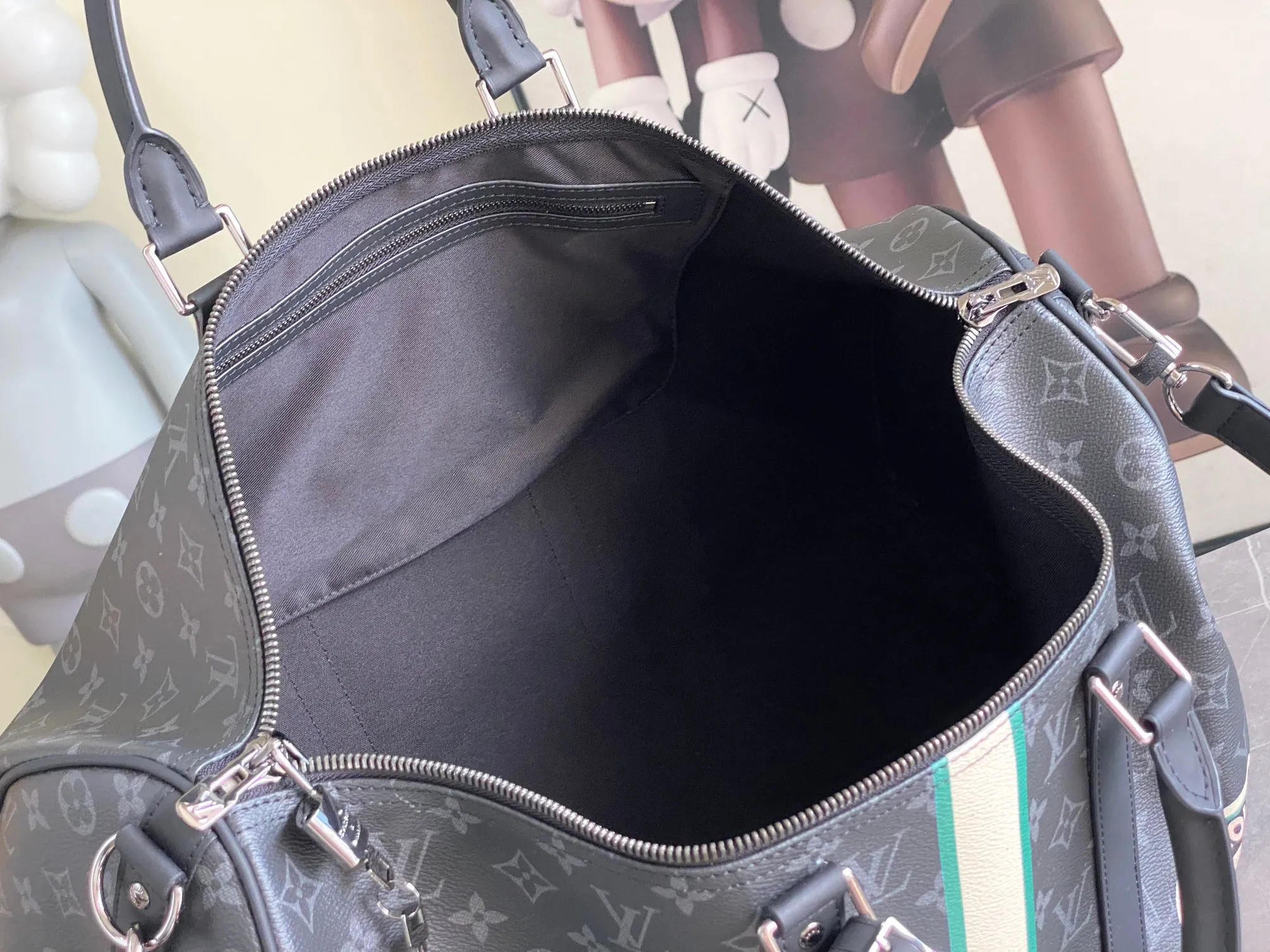 💰1260 Top Original Order 01950 Top Original Order This Keepall Bandoulière 50 travel bag is made of Monogram Macassar canvas, which simultaneously renders bright colors for the side straps, nameplate, fabric lining and top leather handle. The size of your carry-on luggage hides plenty of space. 50.0 x 29.0 x 23.0 cm (L x H x W) • Monogram Macassar coated canvas • Cow leather trim • Textile lining • Metal hardware • Carry-on dimensions • Double zipper closure • Padlock • Removable name tag • Internal zip pocket • Shoulder strap: removable, adjustable • Half-length strap: 36.0 cm • Half-length strap adjustable to: 50.0 cm • Handle: Double handle