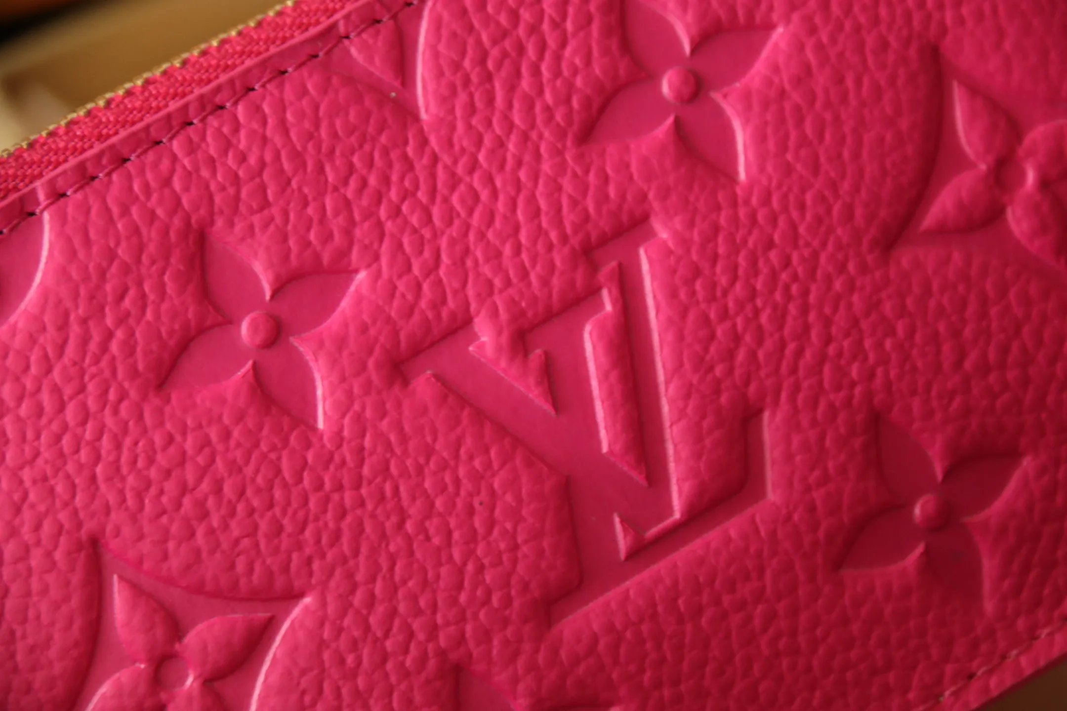 【LV x TM Romy Card Holder】 💎P400 m14155 Rose m14171 Blue m13800 Green "LV × TM Porto Kurt Romy" appears in the "Louis Vuitton × Takashi Murakami" series that unfolds in a variety of categories. It features functional and playful expressions with fresh tones inspired by the rainbow colors unique to Japanese artists. The whole piece is finished with Monogram Amplant leather that adds a casual personality, and the bright Monogram multi-color canvas in the flat pocket stands out. The coin pocket opens and closes with a gold zipper and features a panda pull to symbolize the season.  Dimensions: 12 x 8 x 0.8 cm