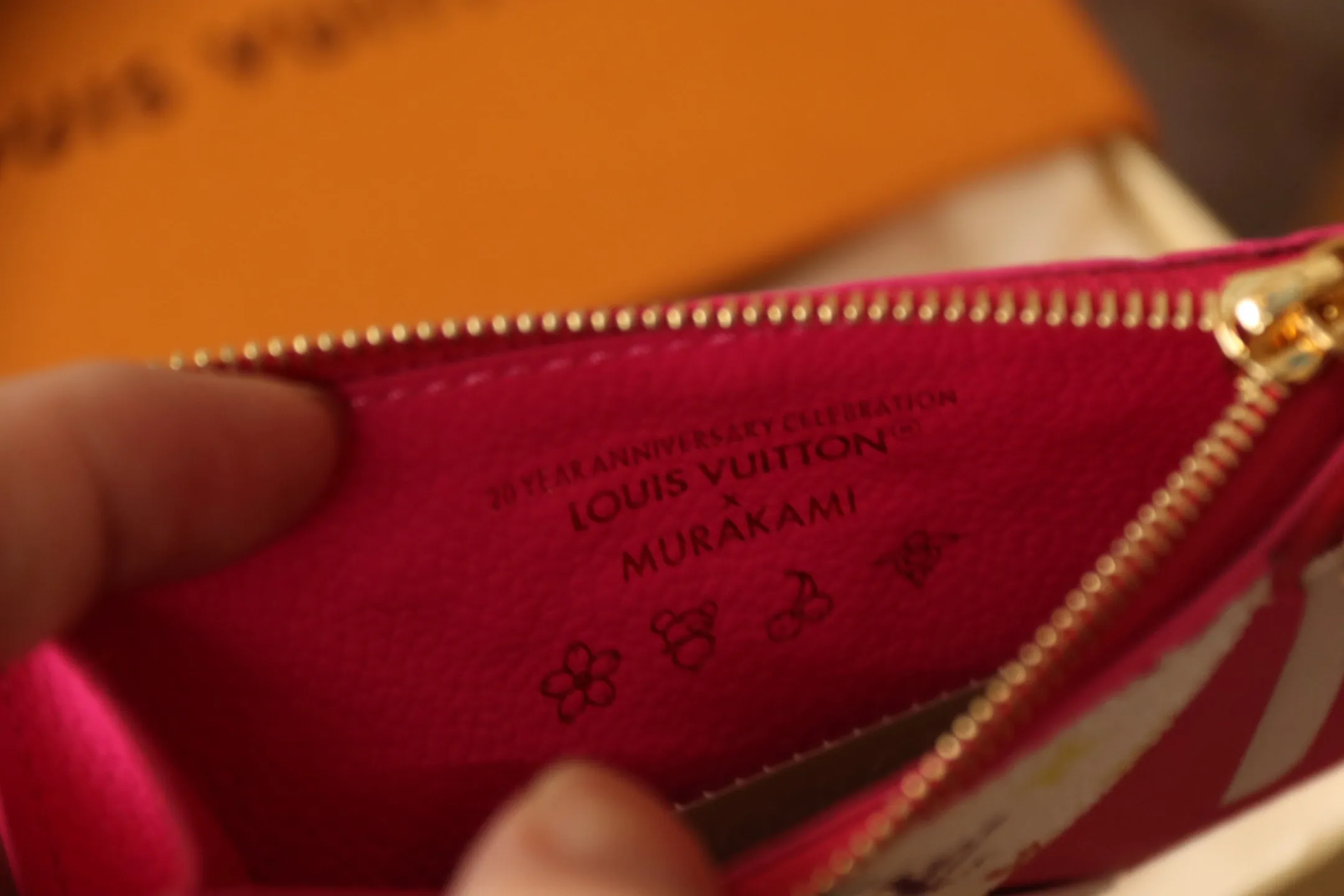 【LV x TM Romy Card Holder】 💎P400 m14155 Rose m14171 Blue m13800 Green "LV × TM Porto Kurt Romy" appears in the "Louis Vuitton × Takashi Murakami" series that unfolds in a variety of categories. It features functional and playful expressions with fresh tones inspired by the rainbow colors unique to Japanese artists. The whole piece is finished with Monogram Amplant leather that adds a casual personality, and the bright Monogram multi-color canvas in the flat pocket stands out. The coin pocket opens and closes with a gold zipper and features a panda pull to symbolize the season.  Dimensions: 12 x 8 x 0.8 cm