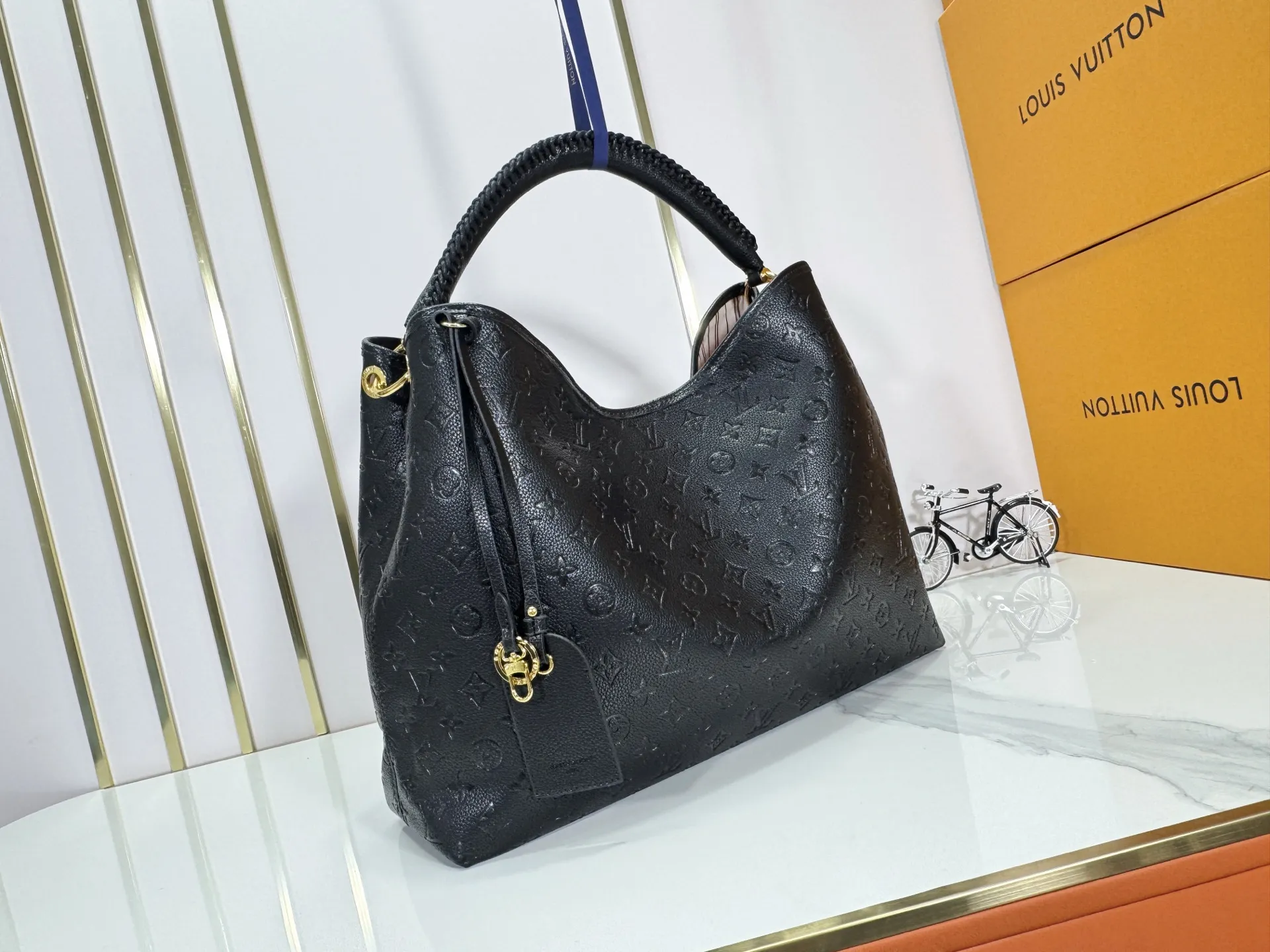 P280 upgrades the original M25877 Again handbag, a new interpretation of the iconic Artsy design first launched in 2010, now more flexible, more iconic and more refined. Rooted in LV’s DNA, this bag pays homage to Louis Vuitton’s craftsmanship with its classic Monogram canvas base, hand-woven handles and customizable name tag. It's spacious enough to hold a laptop and opens to reveal multiple pockets. Gold hooks can be used to hang playful accessories! ! Size:50x30x15.5CM