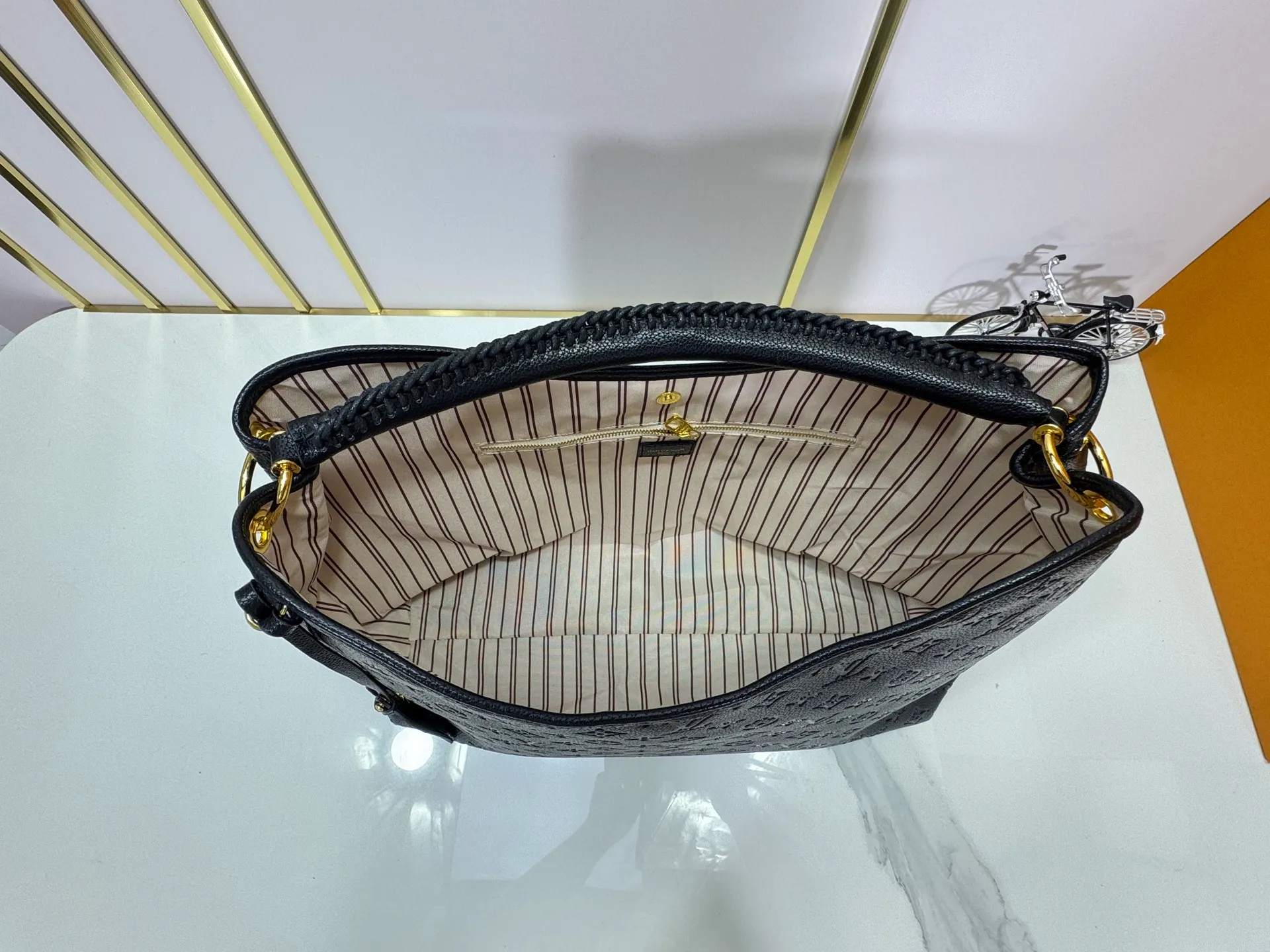 P280 upgrades the original M25877 Again handbag, a new interpretation of the iconic Artsy design first launched in 2010, now more flexible, more iconic and more refined. Rooted in LV’s DNA, this bag pays homage to Louis Vuitton’s craftsmanship with its classic Monogram canvas base, hand-woven handles and customizable name tag. It's spacious enough to hold a laptop and opens to reveal multiple pockets. Gold hooks can be used to hang playful accessories! ! Size:50x30x15.5CM