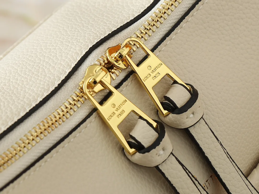 💰240💰Upgraded from the original M45522, 43170. This MONOGRAM canvas material is a new style of Melie handbag, a fashionable must-have item. Veau Cachemire leather material. Full leather embossed woven wrist double bag shopping bag. Lightweight and comfortable to carry. Unique vertical and narrow shape with modern style. Zipper pocket with metal engraved zipper puller for more personality. Size: 33x16x30cm