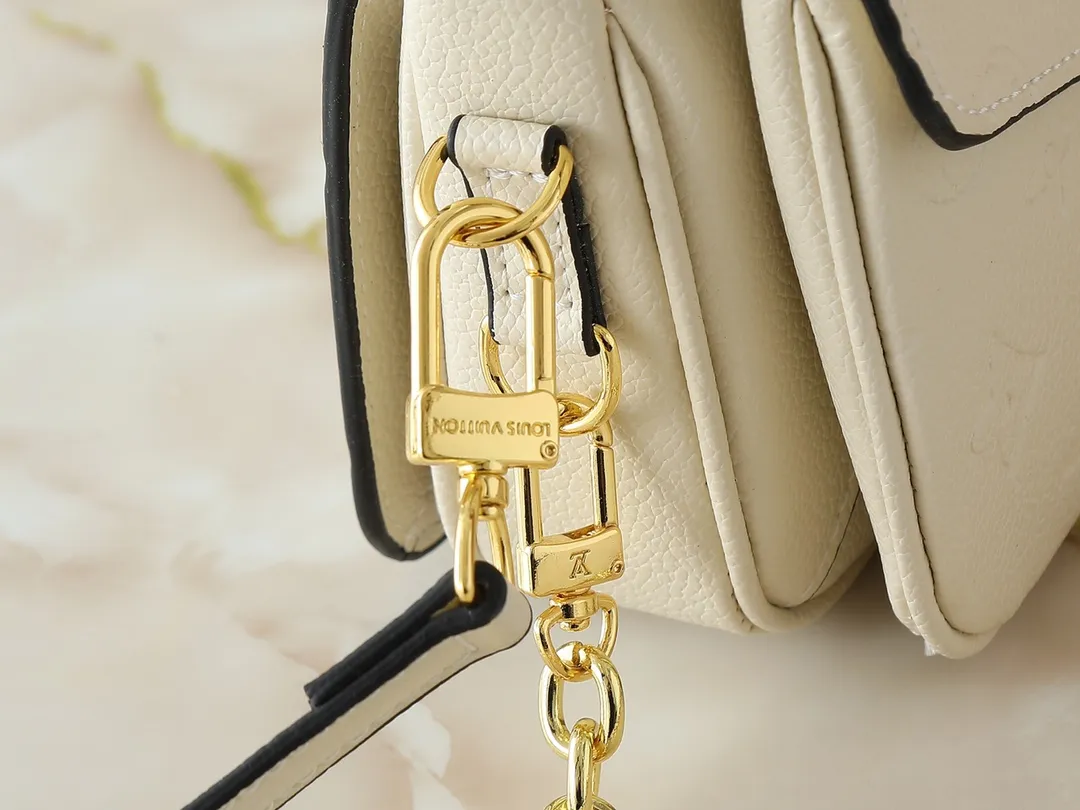 💰220💰Upgraded from the original M47045 M23940 M46595 M22942 M23081 M46596 M46279 This Pochette Métis East West handbag is made of Monogram Empreinte embossed leather, showing the fusion of brand style and modern elements. The traditional S-lock clasp and detachable short chain have a metallic sheen, and the sophisticated construction includes a neat interior and adjustable shoulder straps for easy urban mobility. Dimensions: 21.5 x 13.5 x 6.0 cm (length x height x width)