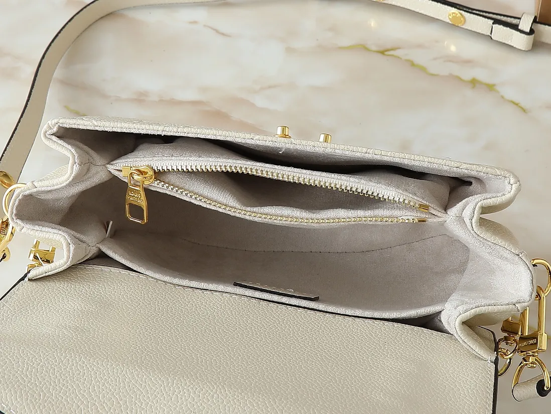 💰220💰Upgraded from the original M47045 M23940 M46595 M22942 M23081 M46596 M46279 This Pochette Métis East West handbag is made of Monogram Empreinte embossed leather, showing the fusion of brand style and modern elements. The traditional S-lock clasp and detachable short chain have a metallic sheen, and the sophisticated construction includes a neat interior and adjustable shoulder straps for easy urban mobility. Dimensions: 21.5 x 13.5 x 6.0 cm (length x height x width)