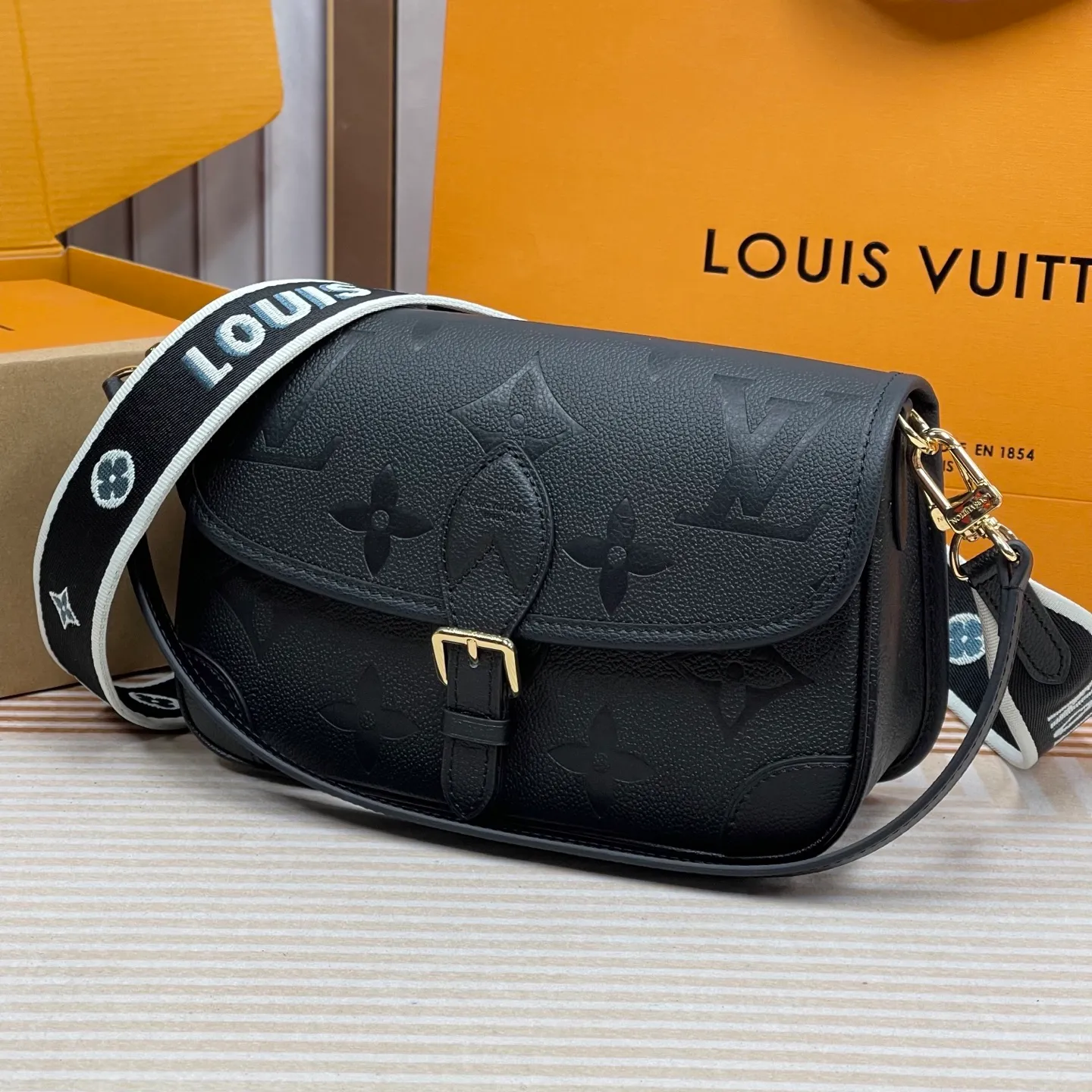 [Upgraded version] P820¥ High quality · Semi-steel hardware · Original single grade · Comes with gift box packaging 🎁Model 46386 · Diane handbag injects elegant tones into Monogram Empreinte embossed cowhide, and uses glossy metal parts and front buckles to declare a calm style. The detachable leather shoulder strap allows for flexible carrying, and the detachable cross-body strap is accented by Louis Vuitton's signature texture. Dimensions 24 x 15 x 9 cm (length x height x width)