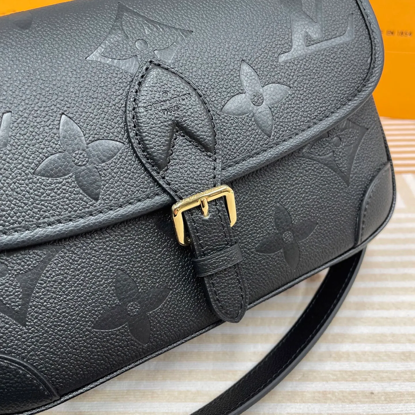 [Upgraded version] P820¥ High quality · Semi-steel hardware · Original single grade · Comes with gift box packaging 🎁Model 46386 · Diane handbag injects elegant tones into Monogram Empreinte embossed cowhide, and uses glossy metal parts and front buckles to declare a calm style. The detachable leather shoulder strap allows for flexible carrying, and the detachable cross-body strap is accented by Louis Vuitton's signature texture. Dimensions 24 x 15 x 9 cm (length x height x width)