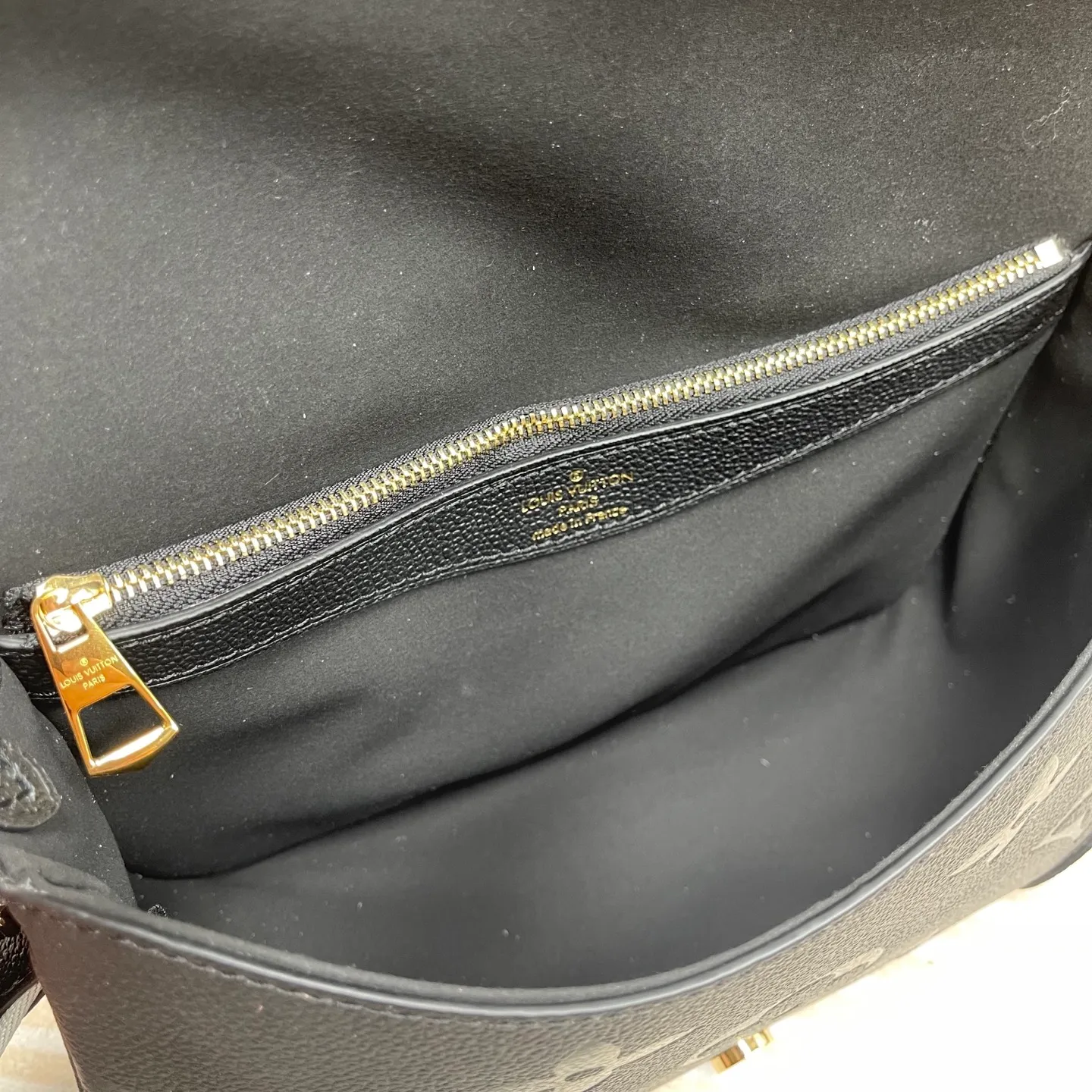 [Upgraded version] P820¥ High quality · Semi-steel hardware · Original single grade · Comes with gift box packaging 🎁Model 46386 · Diane handbag injects elegant tones into Monogram Empreinte embossed cowhide, and uses glossy metal parts and front buckles to declare a calm style. The detachable leather shoulder strap allows for flexible carrying, and the detachable cross-body strap is accented by Louis Vuitton's signature texture. Dimensions 24 x 15 x 9 cm (length x height x width)