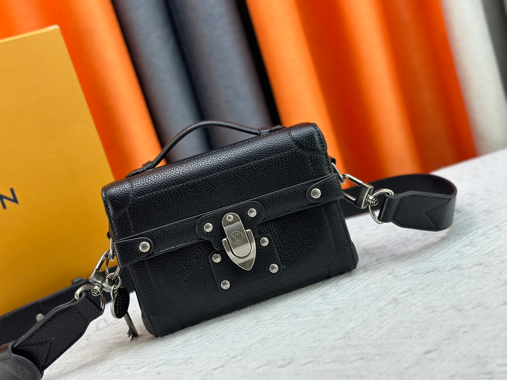 P320 Upgraded Original M13871 Embossed Black M11743 Black Flower M11516 Black M11535 Presbyopic M12686 This Soul Trunk handbag is crafted by Pharrell Williams and is made of flexible LV Colorado cow leather with a grained texture. The Tumbler's magnetic clasp, rivets and top handles harken back to classic hard case elements, while a removable and adjustable shoulder strap completes the sophisticated details. Size: 19x15x7cm
