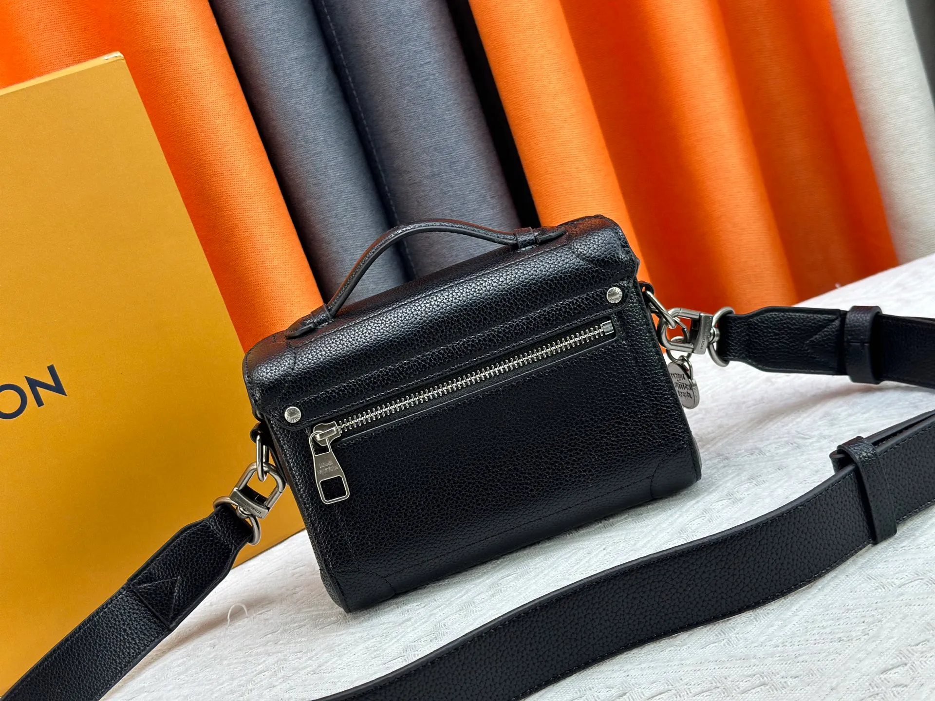 P320 Upgraded Original M13871 Embossed Black M11743 Black Flower M11516 Black M11535 Presbyopic M12686 This Soul Trunk handbag is crafted by Pharrell Williams and is made of flexible LV Colorado cow leather with a grained texture. The Tumbler's magnetic clasp, rivets and top handles harken back to classic hard case elements, while a removable and adjustable shoulder strap completes the sophisticated details. Size: 19x15x7cm