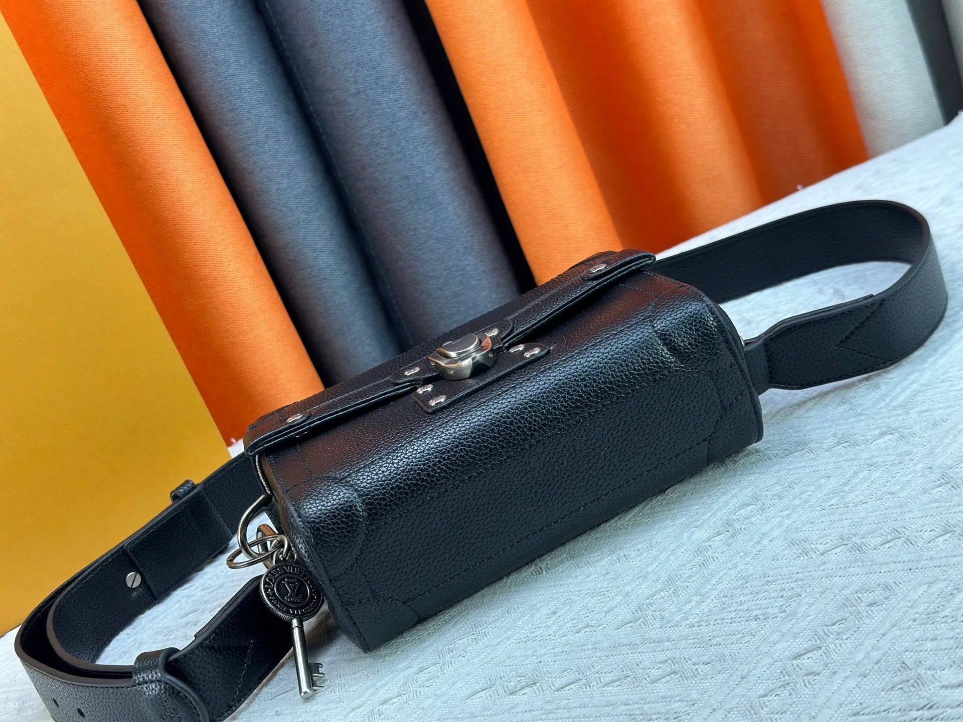 P320 Upgraded Original M13871 Embossed Black M11743 Black Flower M11516 Black M11535 Presbyopic M12686 This Soul Trunk handbag is crafted by Pharrell Williams and is made of flexible LV Colorado cow leather with a grained texture. The Tumbler's magnetic clasp, rivets and top handles harken back to classic hard case elements, while a removable and adjustable shoulder strap completes the sophisticated details. Size: 19x15x7cm