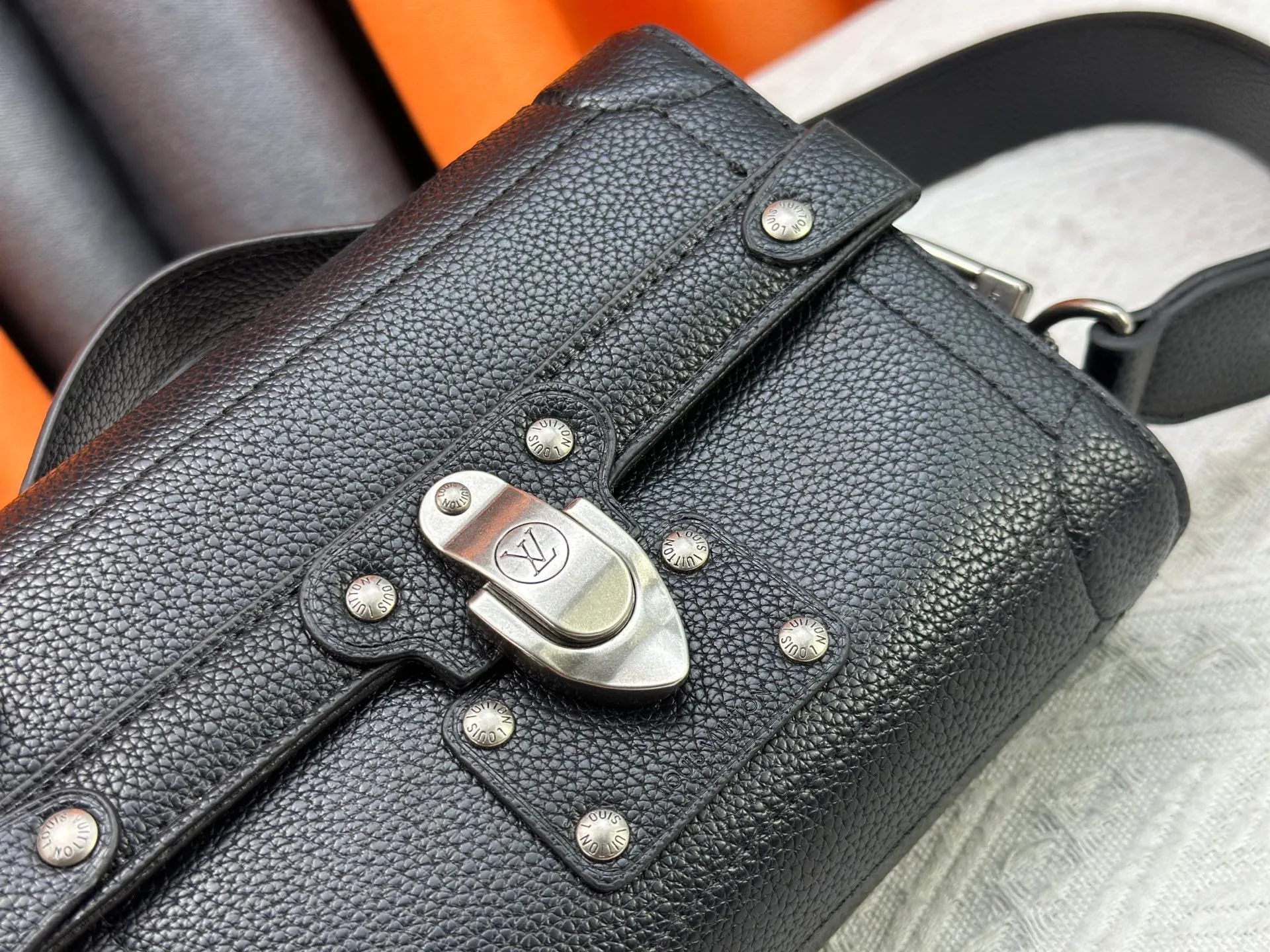 P320 Upgraded Original M13871 Embossed Black M11743 Black Flower M11516 Black M11535 Presbyopic M12686 This Soul Trunk handbag is crafted by Pharrell Williams and is made of flexible LV Colorado cow leather with a grained texture. The Tumbler's magnetic clasp, rivets and top handles harken back to classic hard case elements, while a removable and adjustable shoulder strap completes the sophisticated details. Size: 19x15x7cm