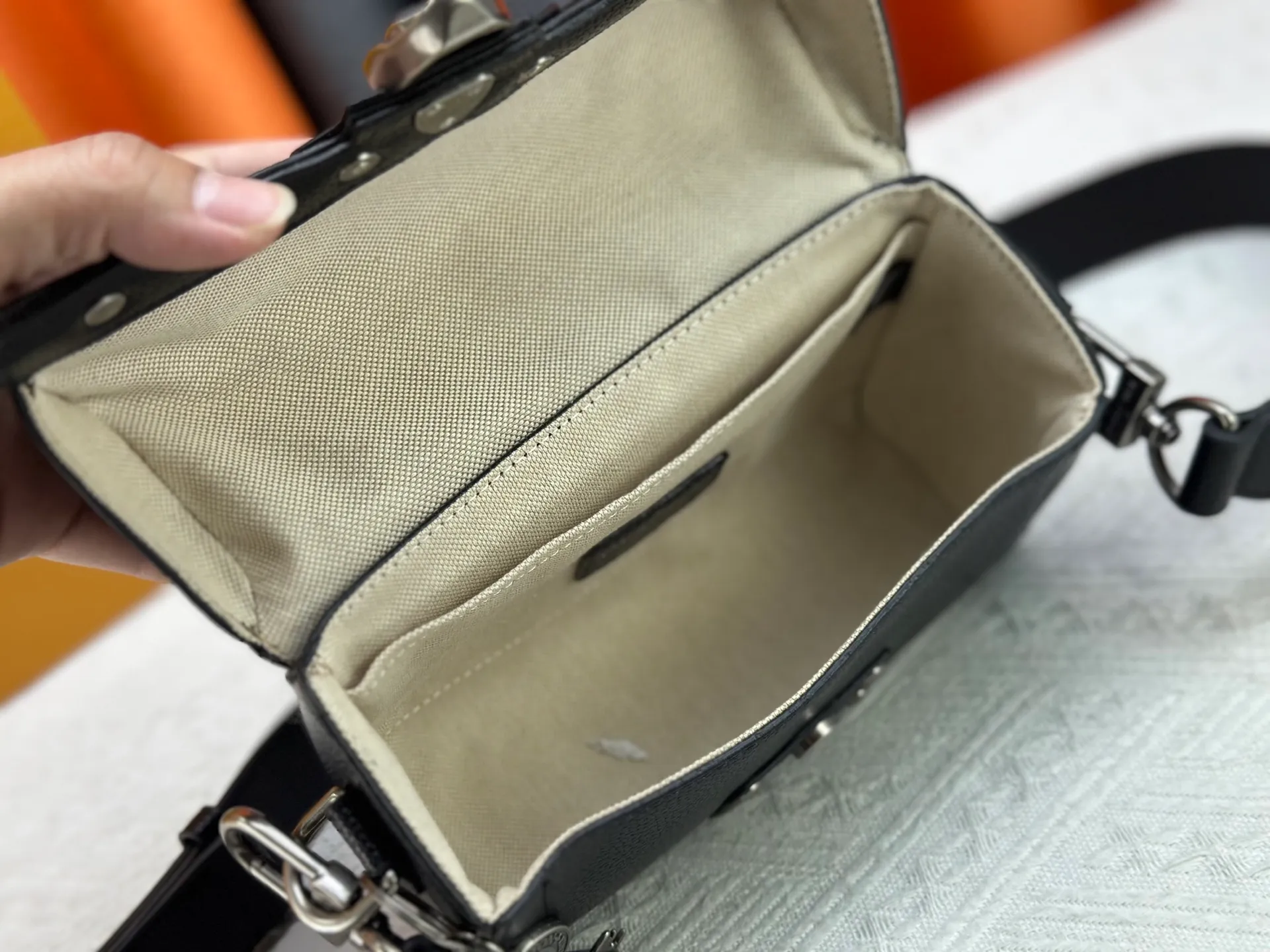 P320 Upgraded Original M13871 Embossed Black M11743 Black Flower M11516 Black M11535 Presbyopic M12686 This Soul Trunk handbag is crafted by Pharrell Williams and is made of flexible LV Colorado cow leather with a grained texture. The Tumbler's magnetic clasp, rivets and top handles harken back to classic hard case elements, while a removable and adjustable shoulder strap completes the sophisticated details. Size: 19x15x7cm