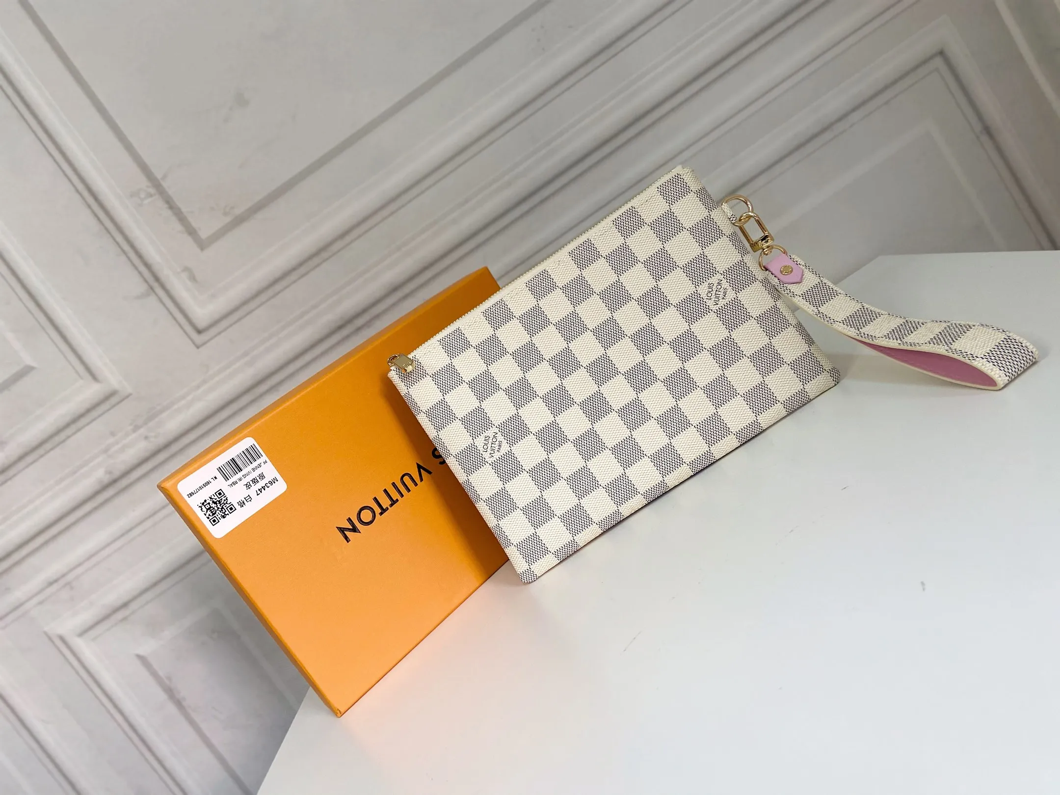 💰130 💎Inspired by Louis Vuitton’s classic suitcases, this City bag is made of Monogram canvas and decorated with printed embroidered patches, reminiscent of suitcase stickers from the late 19th century. A removable wrist strap adds practicality and style to this versatile bag design. Style number: M63447. Dimensions: 16.0 x 23.0 x 0.3 cm (length x height x width)