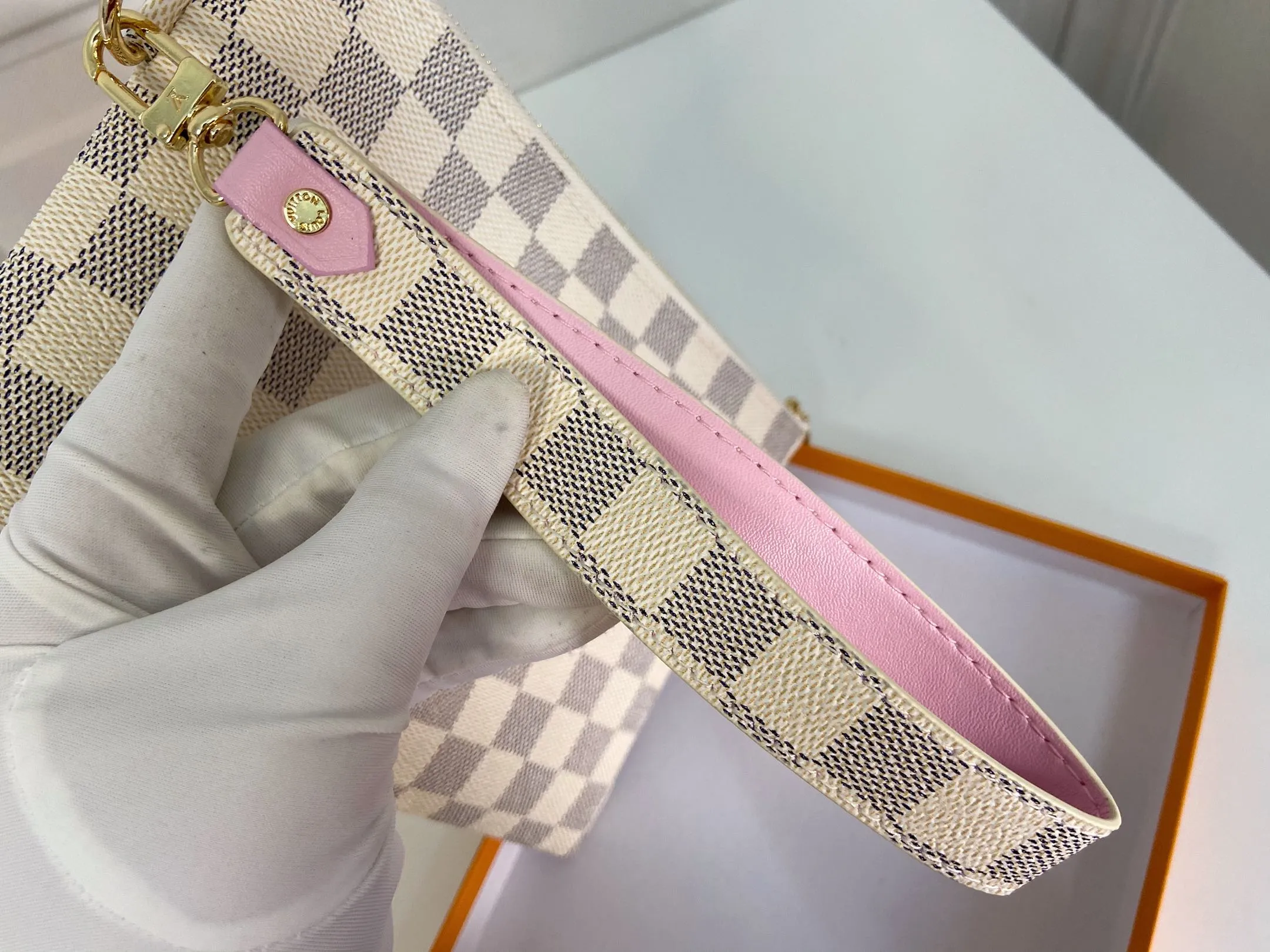💰130 💎Inspired by Louis Vuitton’s classic suitcases, this City bag is made of Monogram canvas and decorated with printed embroidered patches, reminiscent of suitcase stickers from the late 19th century. A removable wrist strap adds practicality and style to this versatile bag design. Style number: M63447. Dimensions: 16.0 x 23.0 x 0.3 cm (length x height x width)