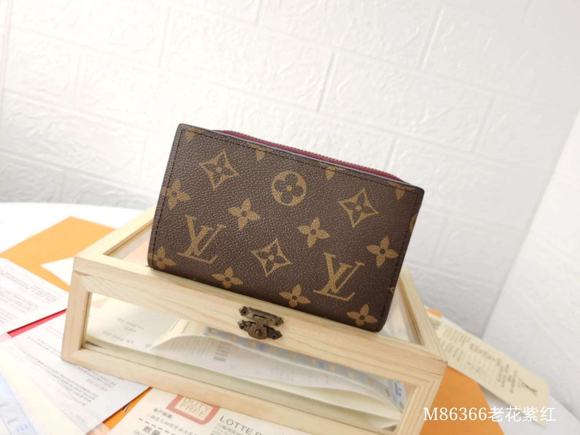 P140💰Top original version💎【Real shot with home background】M86366 is a checkered wallet that combines various styles and is made of canvas. It can carry credit cards, banknotes and money with you. The eye-catching buckle is engraved with the Louis Vuitton signature, and the gorgeous gold-toned brass rivets add sophistication. Size: 13✖9cm
