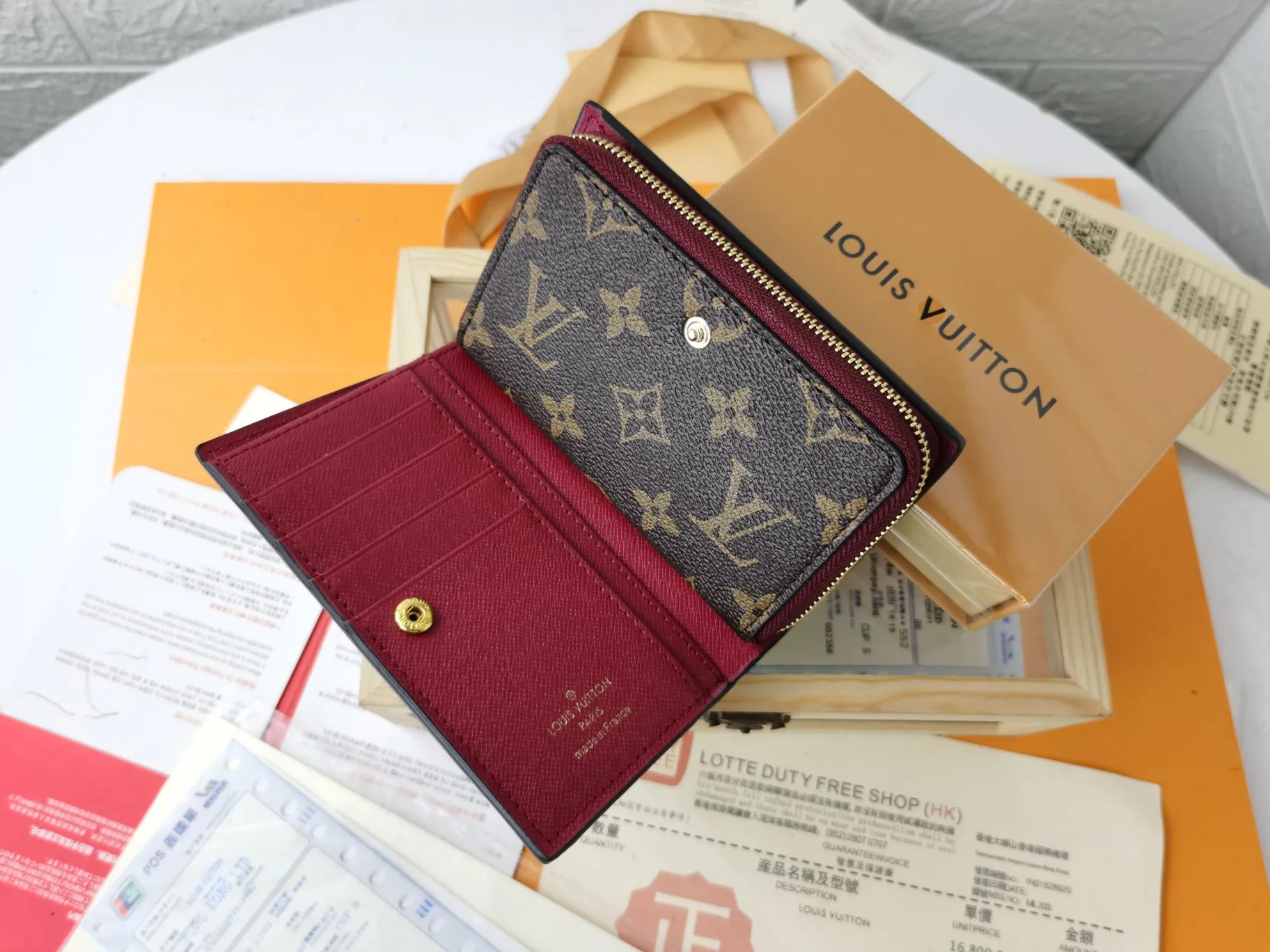 P140💰Top original version💎【Real shot with home background】M86366 is a checkered wallet that combines various styles and is made of canvas. It can carry credit cards, banknotes and money with you. The eye-catching buckle is engraved with the Louis Vuitton signature, and the gorgeous gold-toned brass rivets add sophistication. Size: 13✖9cm
