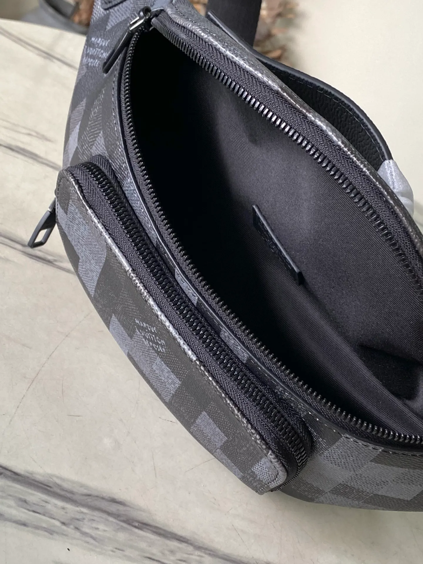 💰820 Top original order M14920 This Rush waist bag is made of Damoflage Black canvas to present a modern and trendy configuration, and the pixelated Damier pattern is laid out on it to create a camouflage effect. Adjustable shoulder strap allows for comfortable waist, shoulder or cross-body wear. Dimensions: 30 × 15 × 8 cm