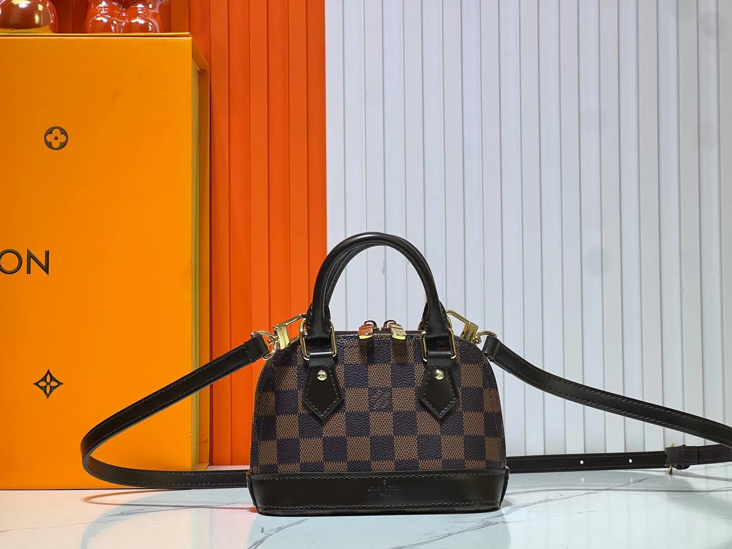 Batch 240💰Upgraded original version [Alma Nano Shell Handbag] M82717 Presbyopia Coffee Grid Mini Shell Bag Series New launch Nano Alma Handbag Reproduces the iconic Alma bag's Nano Alma in a miniature version. Louis Vuitton's signature Monogram canvas material harmonizes with the natural leather upholstery. Expertly crafted items that combine traditional charm with modern functionality. Opening the double zippers reveals an interior design with surprisingly ample storage space. With two leather handles and an adjustable, removable shoulder strap, it can be styled in a variety of ways.  Dimensions: 18 x 12 x 8 cm