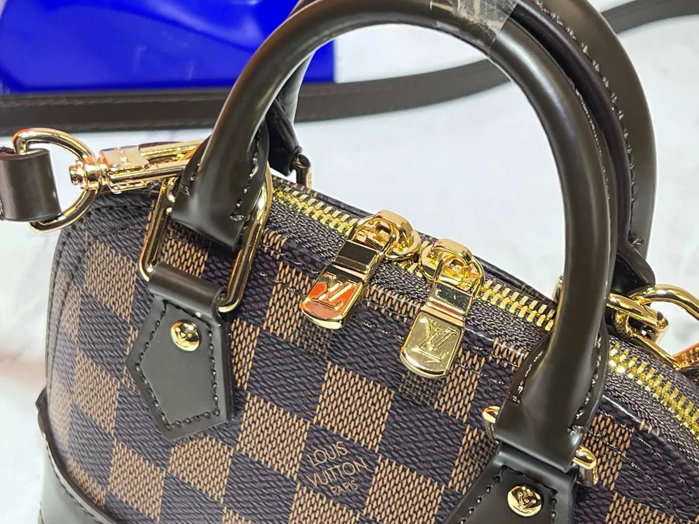 Batch 240💰Upgraded original version [Alma Nano Shell Handbag] M82717 Presbyopia Coffee Grid Mini Shell Bag Series New launch Nano Alma Handbag Reproduces the iconic Alma bag's Nano Alma in a miniature version. Louis Vuitton's signature Monogram canvas material harmonizes with the natural leather upholstery. Expertly crafted items that combine traditional charm with modern functionality. Opening the double zippers reveals an interior design with surprisingly ample storage space. With two leather handles and an adjustable, removable shoulder strap, it can be styled in a variety of ways.  Dimensions: 18 x 12 x 8 cm