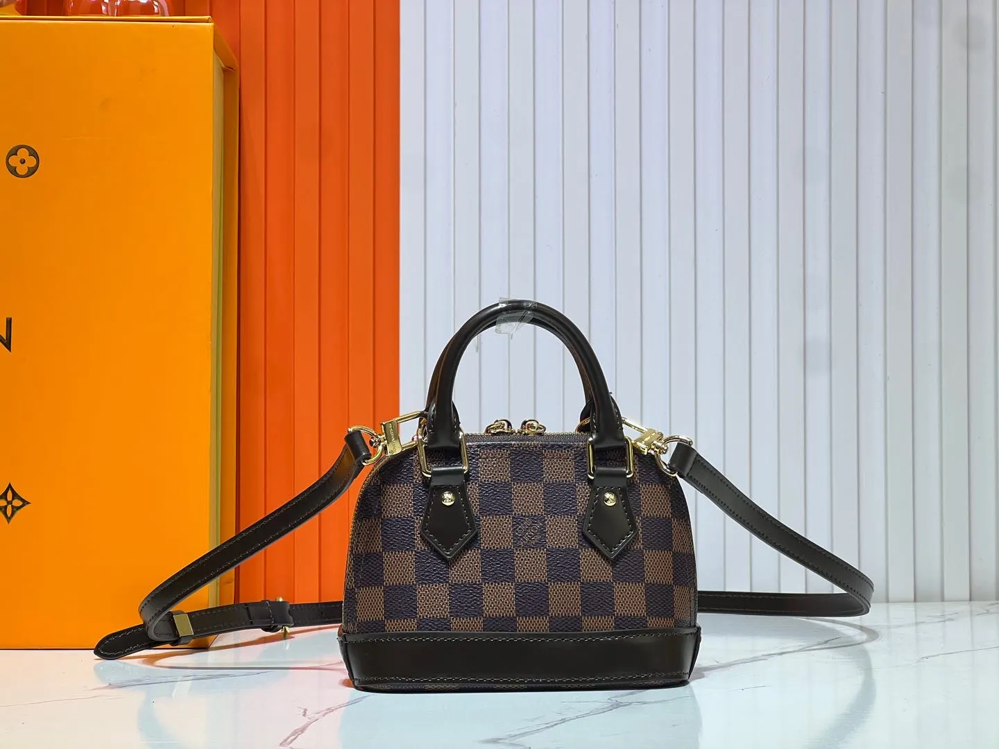 Batch 240💰Upgraded original version [Alma Nano Shell Handbag] M82717 Presbyopia Coffee Grid Mini Shell Bag Series New launch Nano Alma Handbag Reproduces the iconic Alma bag's Nano Alma in a miniature version. Louis Vuitton's signature Monogram canvas material harmonizes with the natural leather upholstery. Expertly crafted items that combine traditional charm with modern functionality. Opening the double zippers reveals an interior design with surprisingly ample storage space. With two leather handles and an adjustable, removable shoulder strap, it can be styled in a variety of ways.  Dimensions: 18 x 12 x 8 cm