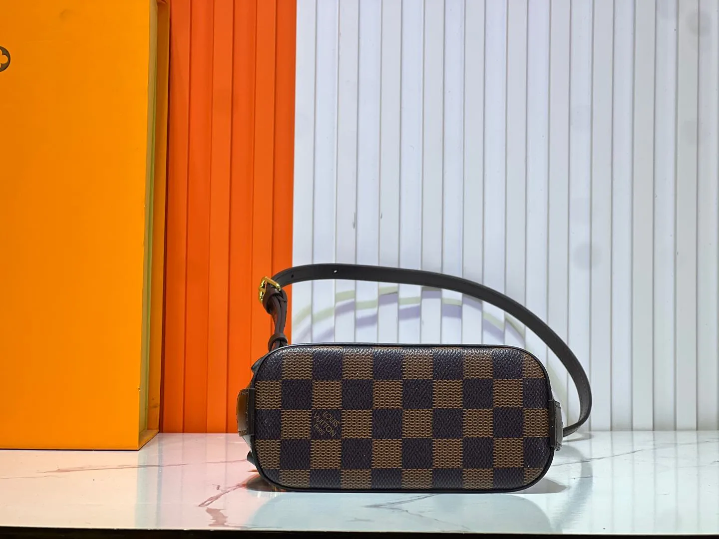 Batch 240💰Upgraded original version [Alma Nano Shell Handbag] M82717 Presbyopia Coffee Grid Mini Shell Bag Series New launch Nano Alma Handbag Reproduces the iconic Alma bag's Nano Alma in a miniature version. Louis Vuitton's signature Monogram canvas material harmonizes with the natural leather upholstery. Expertly crafted items that combine traditional charm with modern functionality. Opening the double zippers reveals an interior design with surprisingly ample storage space. With two leather handles and an adjustable, removable shoulder strap, it can be styled in a variety of ways.  Dimensions: 18 x 12 x 8 cm