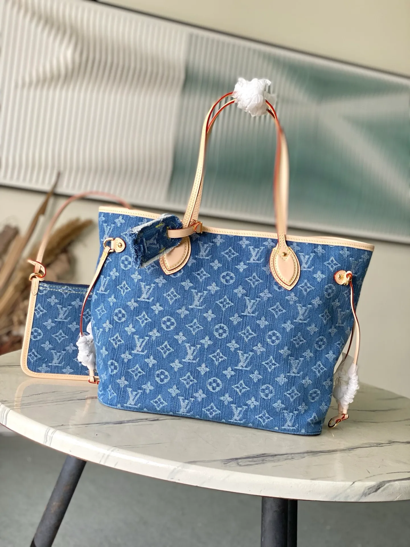 💰1220 Top original order M13192 This medium-sized Neverfull handbag is made of Monogram denim with cow leather trim. The adjustable straps on the side can flexibly tighten the silhouette, making it a classic choice for urban travel. There is plenty of space to easily store a 13-inch laptop, and multiple pockets such as a detachable zipper bag complete the functionality. Dimensions: 31 × 28 × 14 cm