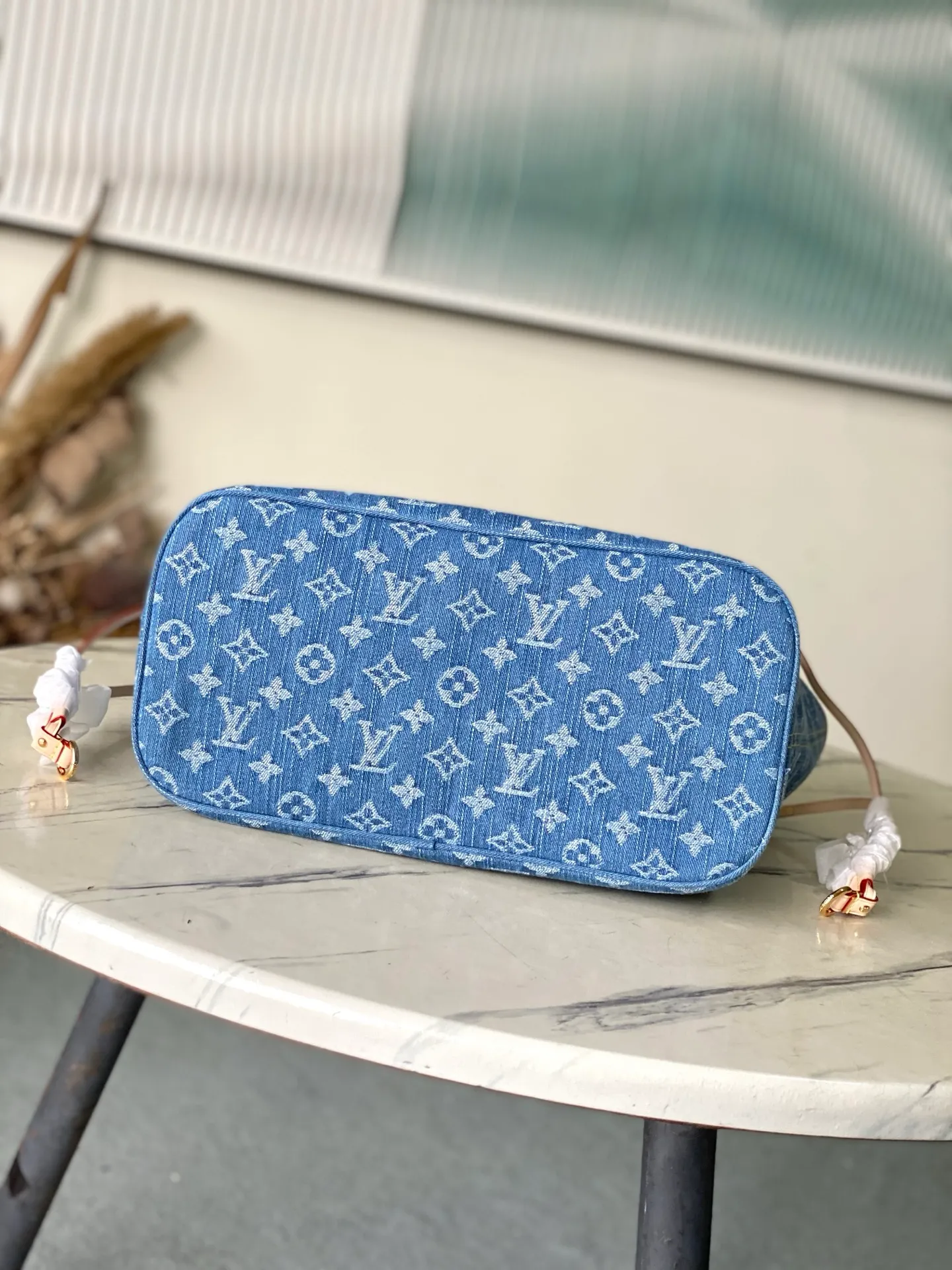 💰1220 Top original order M13192 This medium-sized Neverfull handbag is made of Monogram denim with cow leather trim. The adjustable straps on the side can flexibly tighten the silhouette, making it a classic choice for urban travel. There is plenty of space to easily store a 13-inch laptop, and multiple pockets such as a detachable zipper bag complete the functionality. Dimensions: 31 × 28 × 14 cm