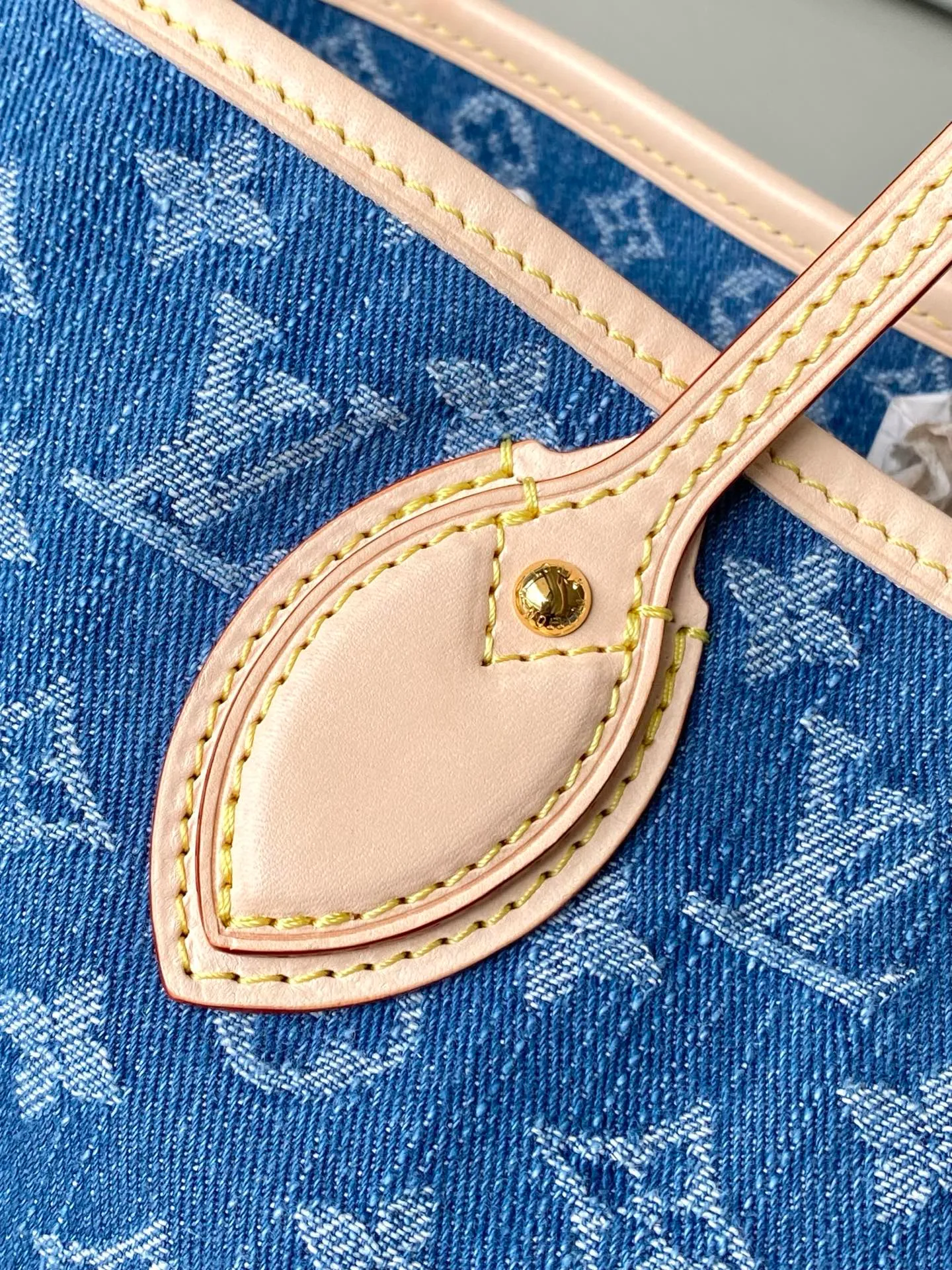 💰1220 Top original order M13192 This medium-sized Neverfull handbag is made of Monogram denim with cow leather trim. The adjustable straps on the side can flexibly tighten the silhouette, making it a classic choice for urban travel. There is plenty of space to easily store a 13-inch laptop, and multiple pockets such as a detachable zipper bag complete the functionality. Dimensions: 31 × 28 × 14 cm