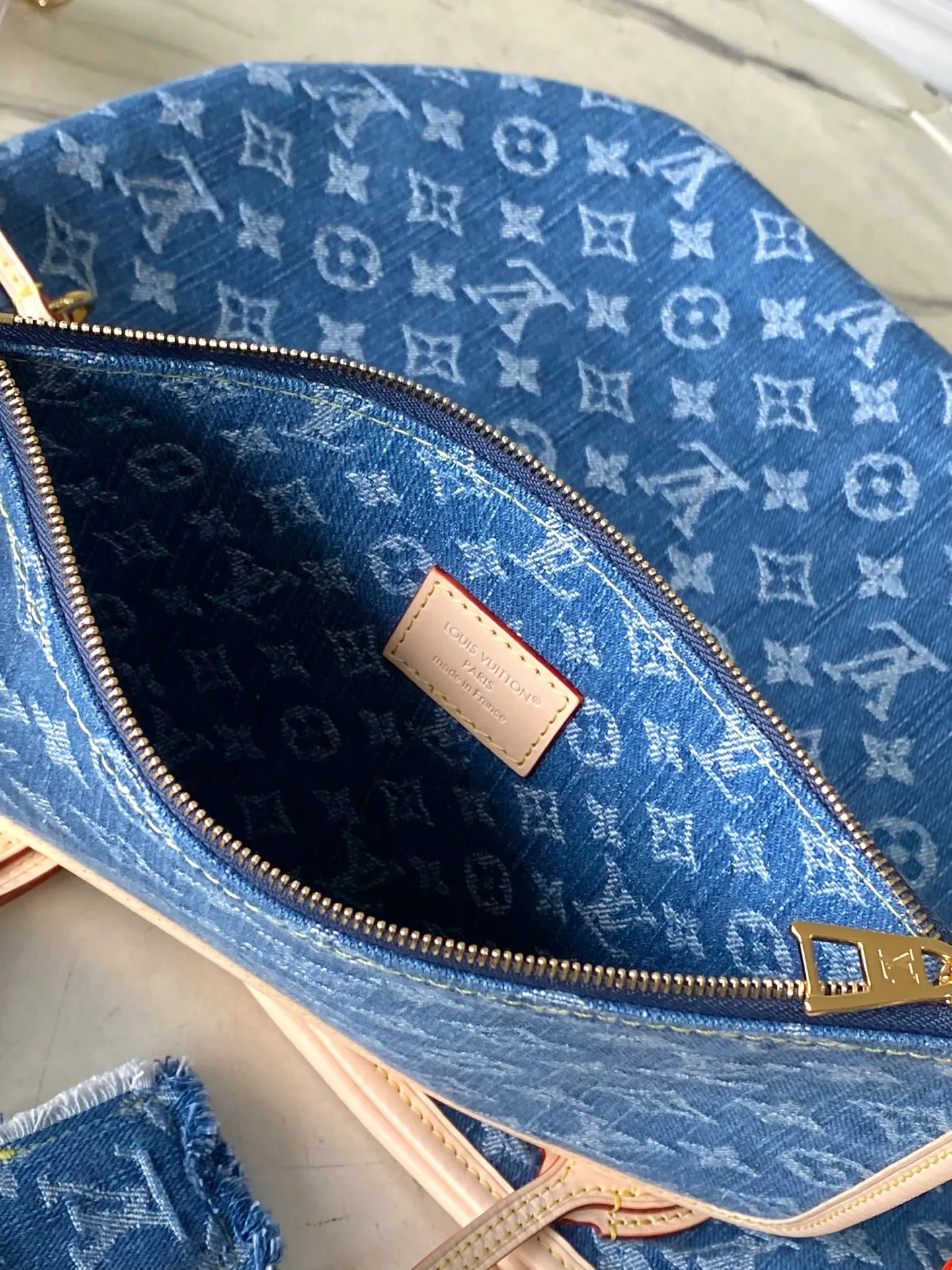 💰1220 Top original order M13192 This medium-sized Neverfull handbag is made of Monogram denim with cow leather trim. The adjustable straps on the side can flexibly tighten the silhouette, making it a classic choice for urban travel. There is plenty of space to easily store a 13-inch laptop, and multiple pockets such as a detachable zipper bag complete the functionality. Dimensions: 31 × 28 × 14 cm