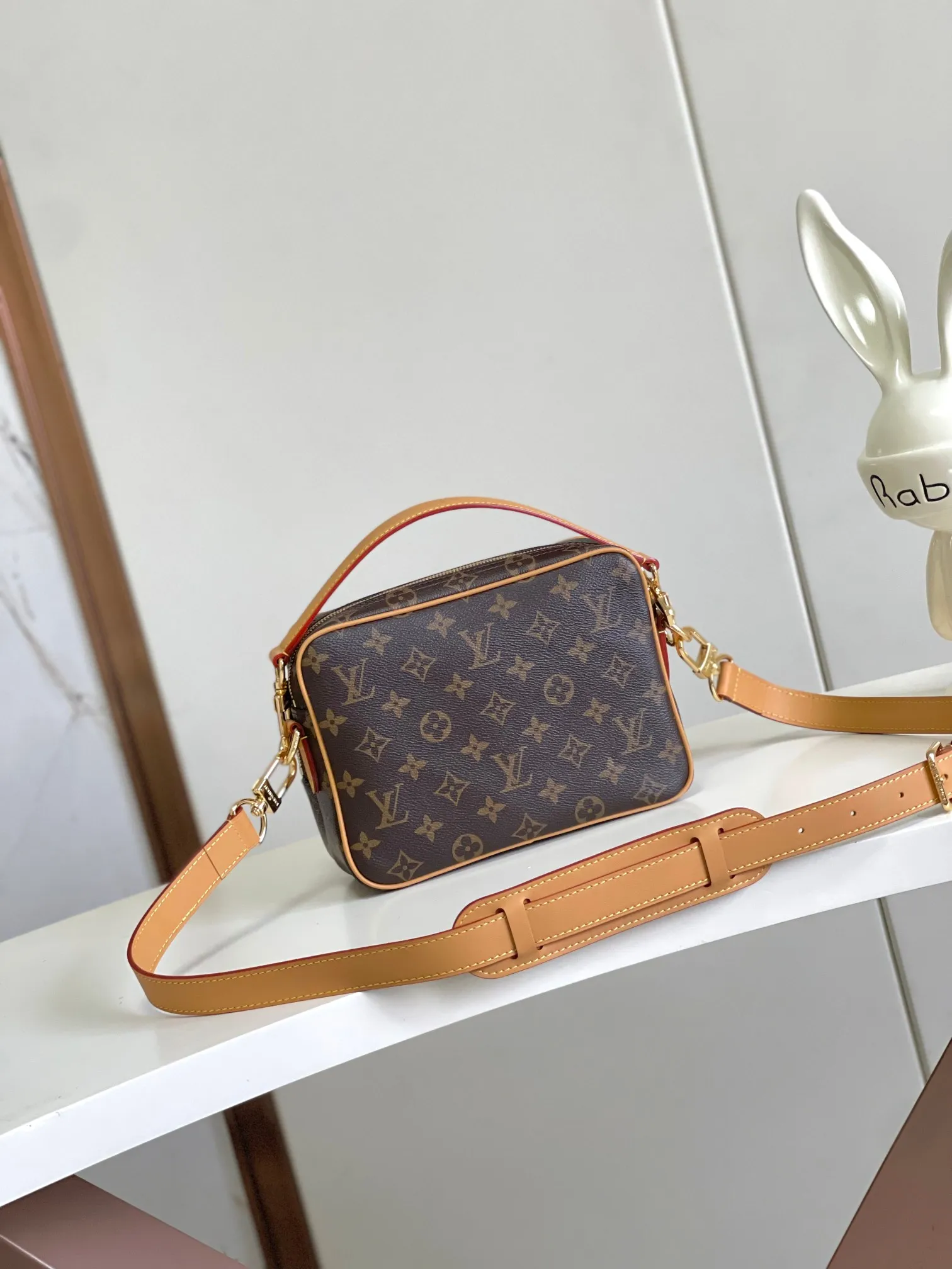 💰1020 Top-quality original 163 chip M14016 Nil handbag is stylish and compact. It belongs to the Monogram Archive series. The body is made of Monogram coated canvas and decorated with cow leather trim. Combining vintage details with modern elegance, the bag features reinforced corners and Pharrell Williams' new pearl zippers. The detachable handle and strap are flexible and portable. 17.5 x 11 x 25 cm (height x width x length)