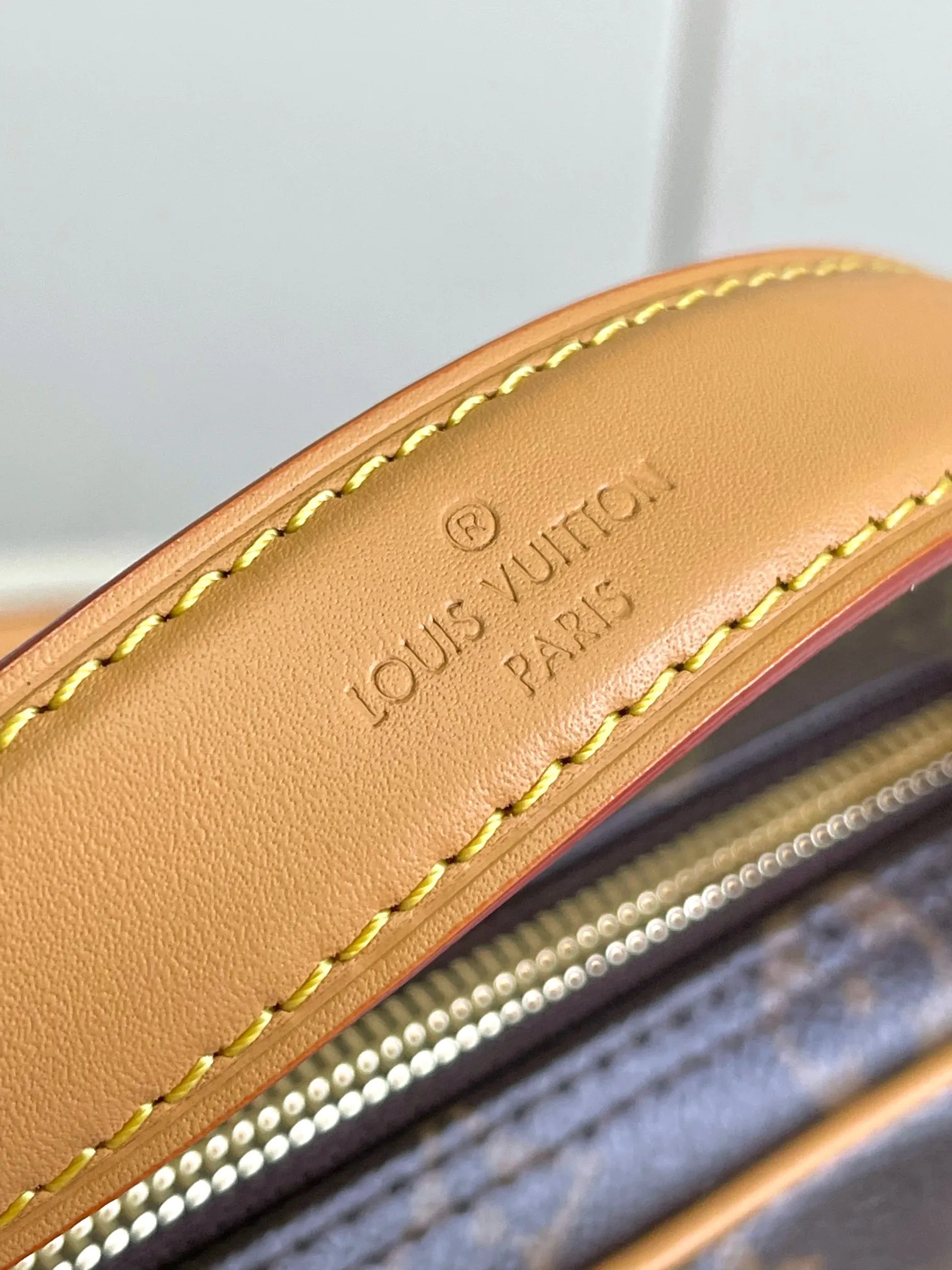 💰1020 Top-quality original 163 chip M14016 Nil handbag is stylish and compact. It belongs to the Monogram Archive series. The body is made of Monogram coated canvas and decorated with cow leather trim. Combining vintage details with modern elegance, the bag features reinforced corners and Pharrell Williams' new pearl zippers. The detachable handle and strap are flexible and portable. 17.5 x 11 x 25 cm (height x width x length)