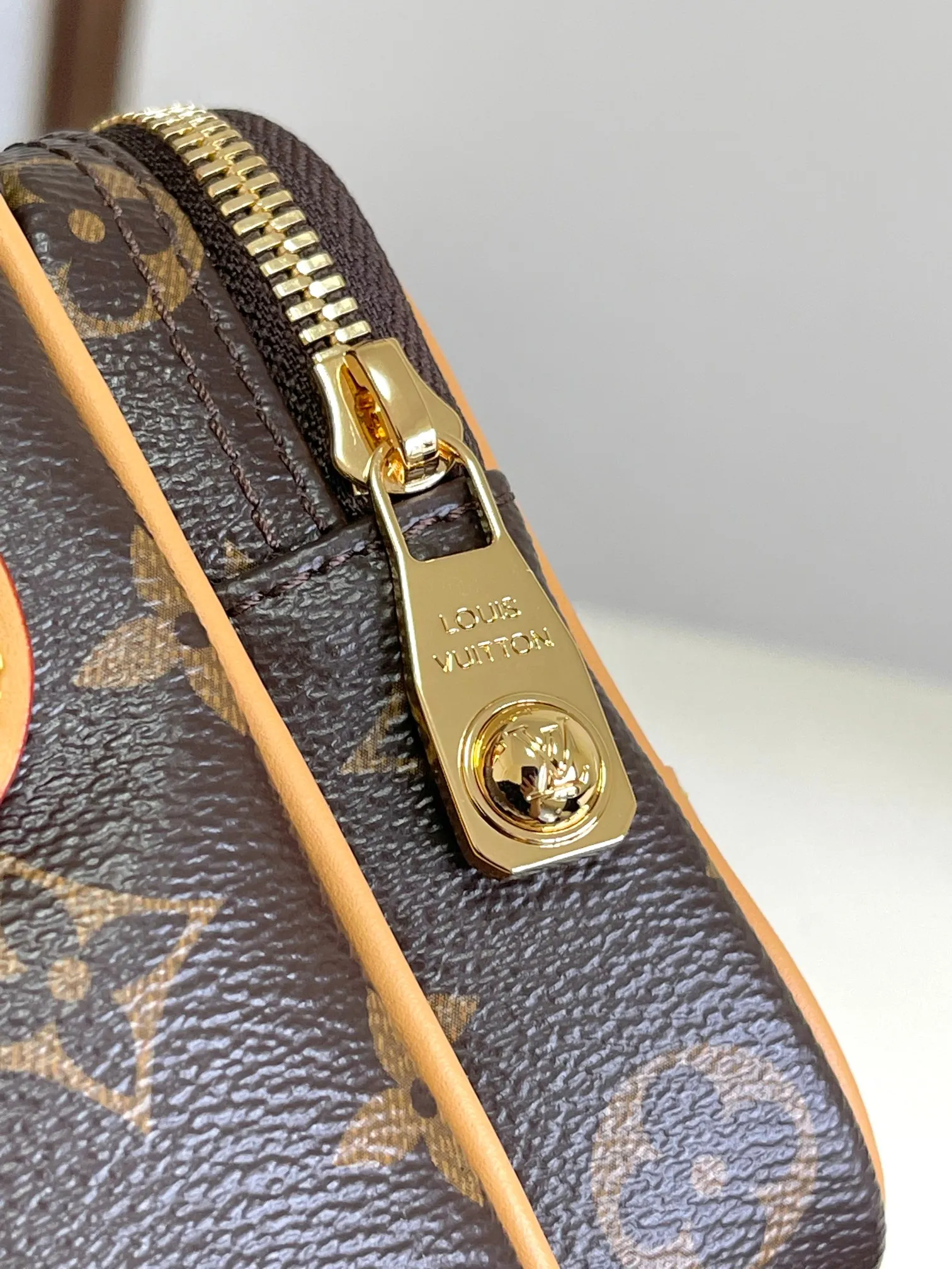💰1020 Top-quality original 163 chip M14016 Nil handbag is stylish and compact. It belongs to the Monogram Archive series. The body is made of Monogram coated canvas and decorated with cow leather trim. Combining vintage details with modern elegance, the bag features reinforced corners and Pharrell Williams' new pearl zippers. The detachable handle and strap are flexible and portable. 17.5 x 11 x 25 cm (height x width x length)