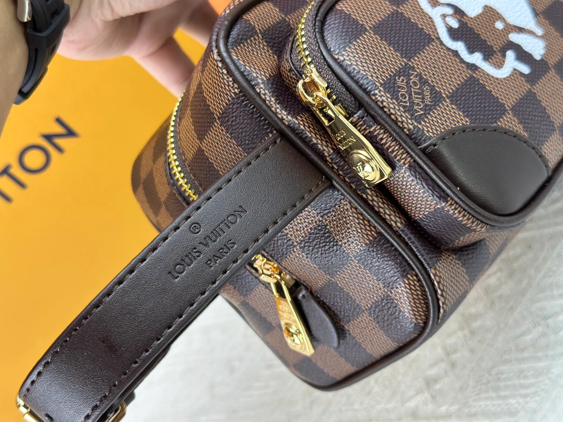 P260 M40800 Upgraded original M11765 M116760M83112 M83113 N40747 N40567 M47069 M24988 This Locker Dopp Kit toiletry bag is made of Monogram canvas, integrating contemporary trends and elegant style. The compact design contains ample space to easily store daily necessities. The washable lining and adjustable side handles make it a convenient on-the-go experience. 23.0 x 13.0 x 12.0 cm (length x height x width)