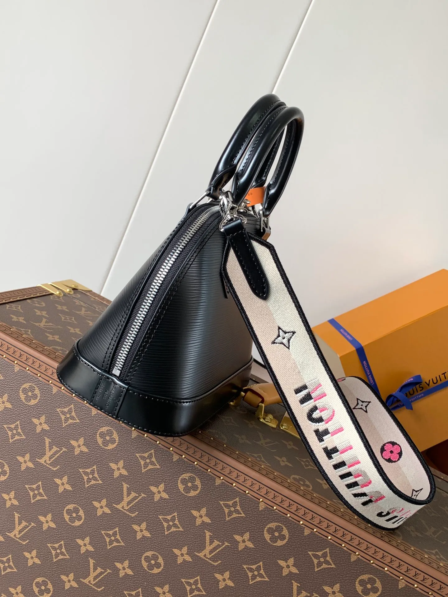 💰1240 (top layer leather) top original order, transcoding chip M59217 black M57540 caramel color M58706 off-white M22620 pink top original order This Alma BB handbag uses colorful Epi leather to present one of Louis Vuitton's iconic designs, and the jacquard shoulder strap is decorated with Louis Vuitton logo embroidery and Monogram on both sides. Flower clusters, with delicate stitching edges, bring the visual focus with dynamic new ideas. Dimensions: 23.5 x 17.5 x 11.5 cm (L x H x W) • Epi grained cowhide leather • Epi leather trim • Microfiber lining • Metal hardware • Double zip closure • Padlock • Key holder • Internal patch pocket • Metal base stud • Shoulder strap: removable, not adjustable • Half-length strap: 50.0 cm • Handle: Double handle