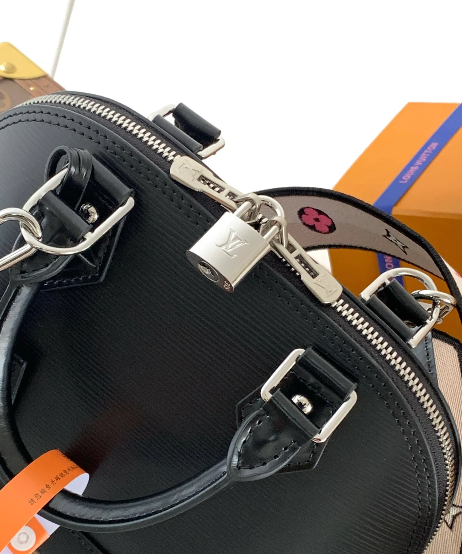 💰1240 (top layer leather) top original order, transcoding chip M59217 black M57540 caramel color M58706 off-white M22620 pink top original order This Alma BB handbag uses colorful Epi leather to present one of Louis Vuitton's iconic designs, and the jacquard shoulder strap is decorated with Louis Vuitton logo embroidery and Monogram on both sides. Flower clusters, with delicate stitching edges, bring the visual focus with dynamic new ideas. Dimensions: 23.5 x 17.5 x 11.5 cm (L x H x W) • Epi grained cowhide leather • Epi leather trim • Microfiber lining • Metal hardware • Double zip closure • Padlock • Key holder • Internal patch pocket • Metal base stud • Shoulder strap: removable, not adjustable • Half-length strap: 50.0 cm • Handle: Double handle
