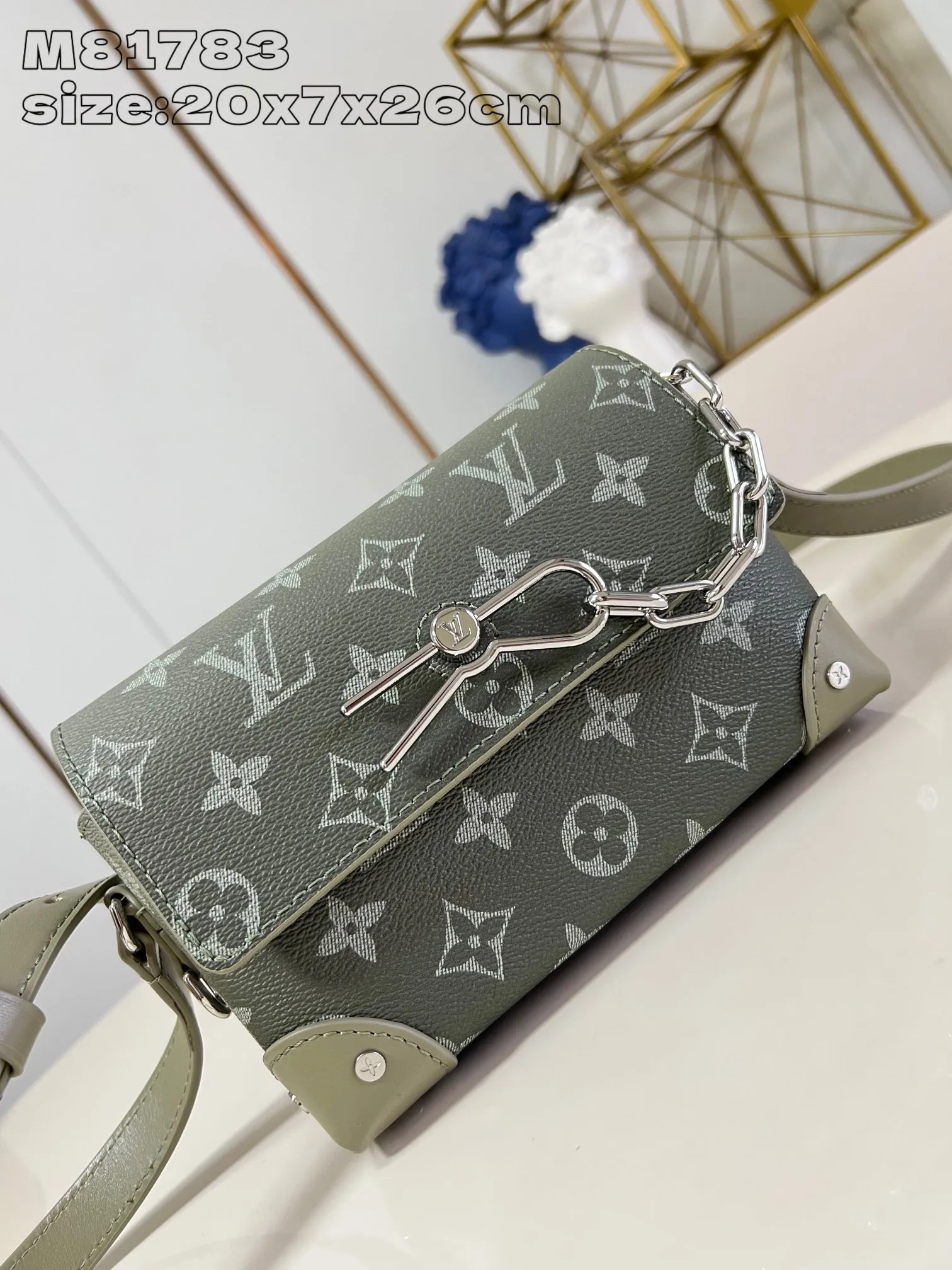💰820 Top original individual real shot M81783 Gradient】M11543 This Steamer mini handbag is made of Monogram Gradient coated canvas with a gradient effect, and the pin and chain elements pay tribute to the original Steamer handbag. Reinforced corners and rivets recall the brand's hard case design, and the adjustable shoulder strap offers shoulder and cross-body options. 11 x 6.5 x 18 cm (height x width x length)