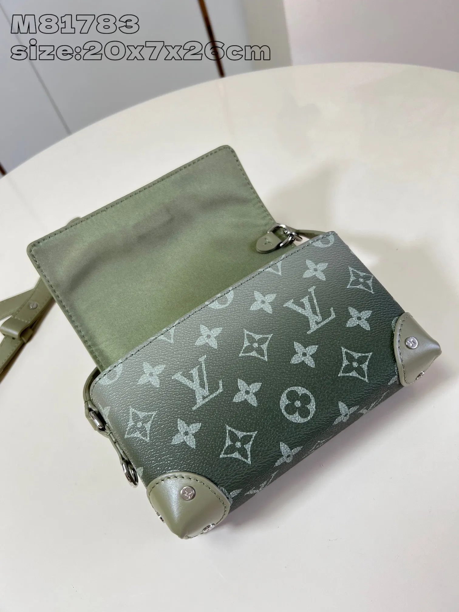 💰820 Top original individual real shot M81783 Gradient】M11543 This Steamer mini handbag is made of Monogram Gradient coated canvas with a gradient effect, and the pin and chain elements pay tribute to the original Steamer handbag. Reinforced corners and rivets recall the brand's hard case design, and the adjustable shoulder strap offers shoulder and cross-body options. 11 x 6.5 x 18 cm (height x width x length)